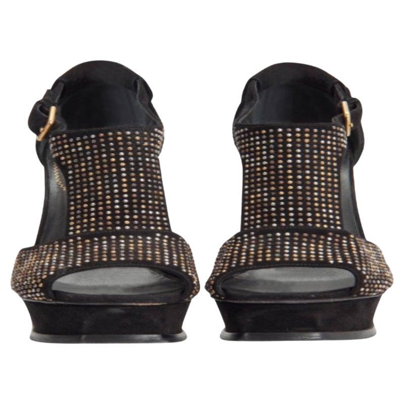 Confectionnées en daim magnifiquement clouté, ces sandales Saint Laurent Paris sont soutenues par des plateformes et montées sur des talons imposants de 14 cm. Ces superbes sandales à bride en T sont dotées de bouts pointus, de fermetures à boucle à