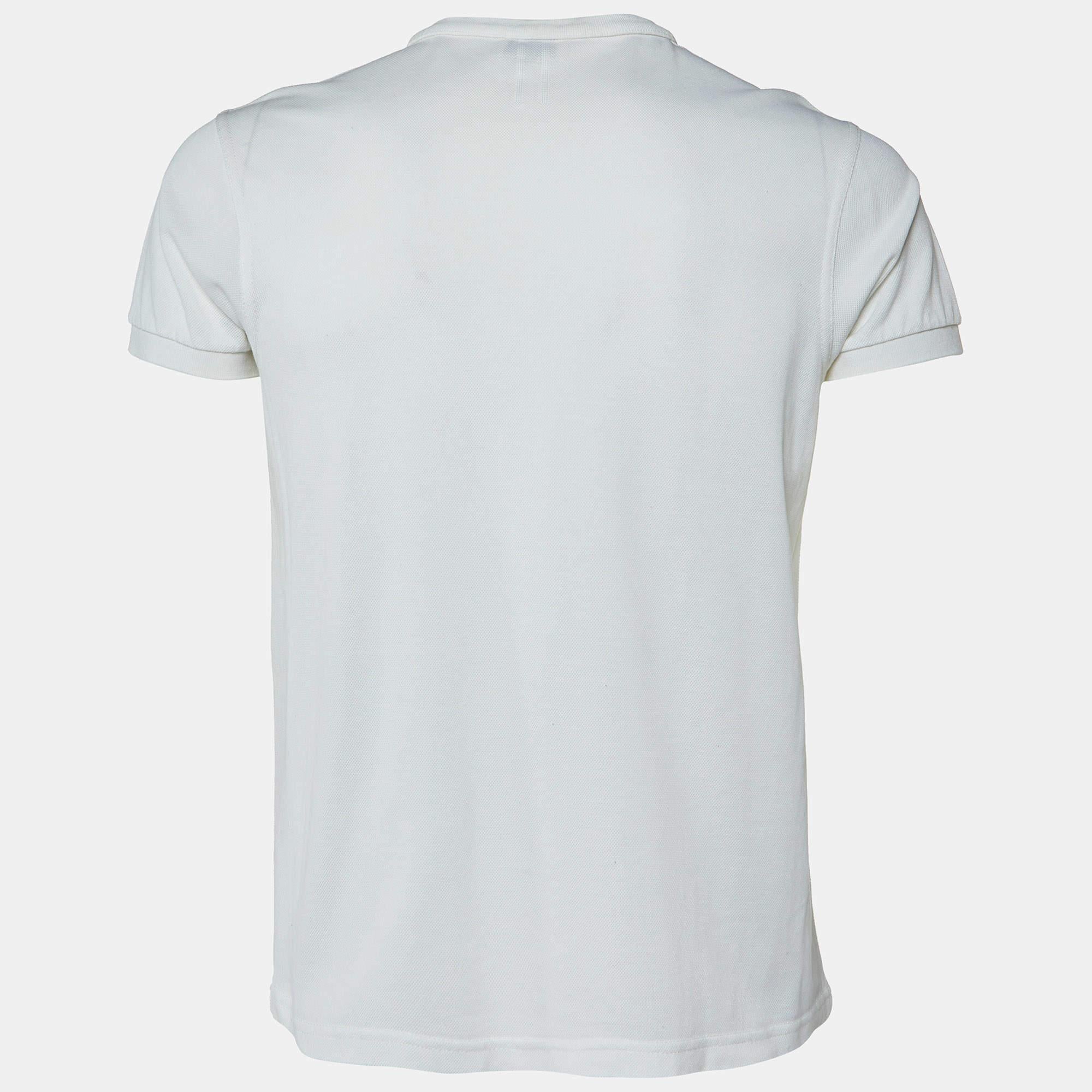 A perfect combination of comfort luxury and style this designer t shirt is a must have piece Made from quality materials the creation can be styled with denim pants and sneakers for a cool look.