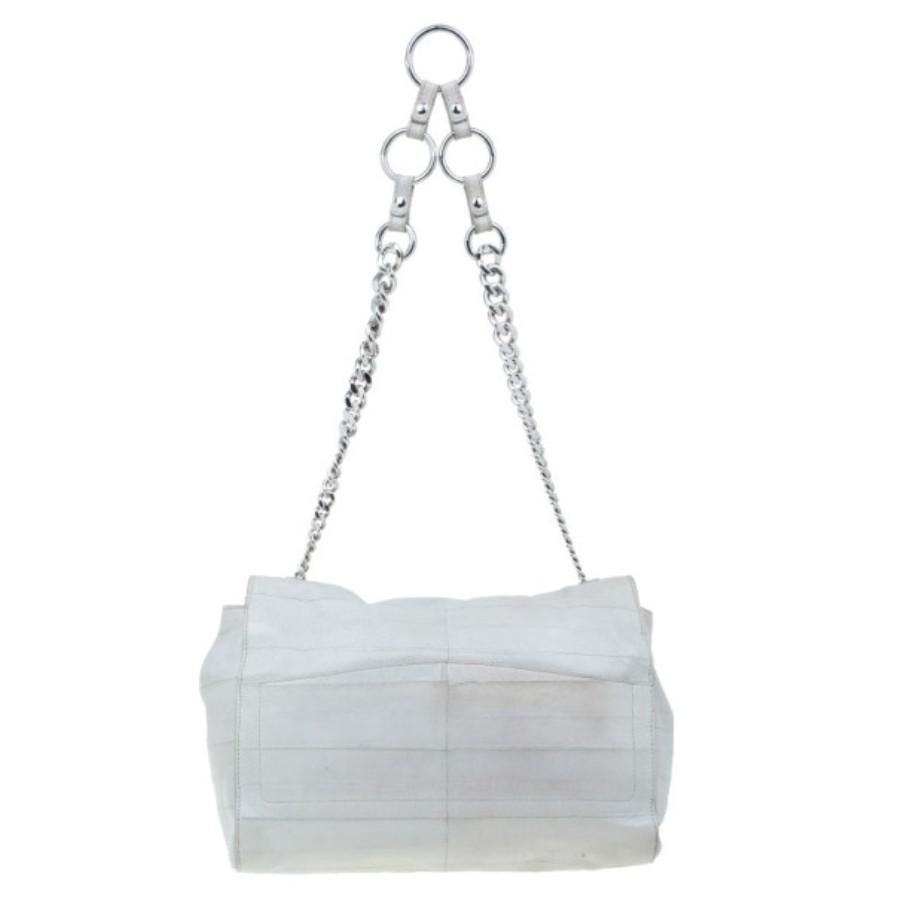 Exude an exotic aesthetic as you strut with this Saint Laurent Paris flap bag. Made from white crocodile-embossed leather, its flap closure is coupled with a monogrammed silver-tone push-lock closure matching the chain link shoulders trap. Lined
