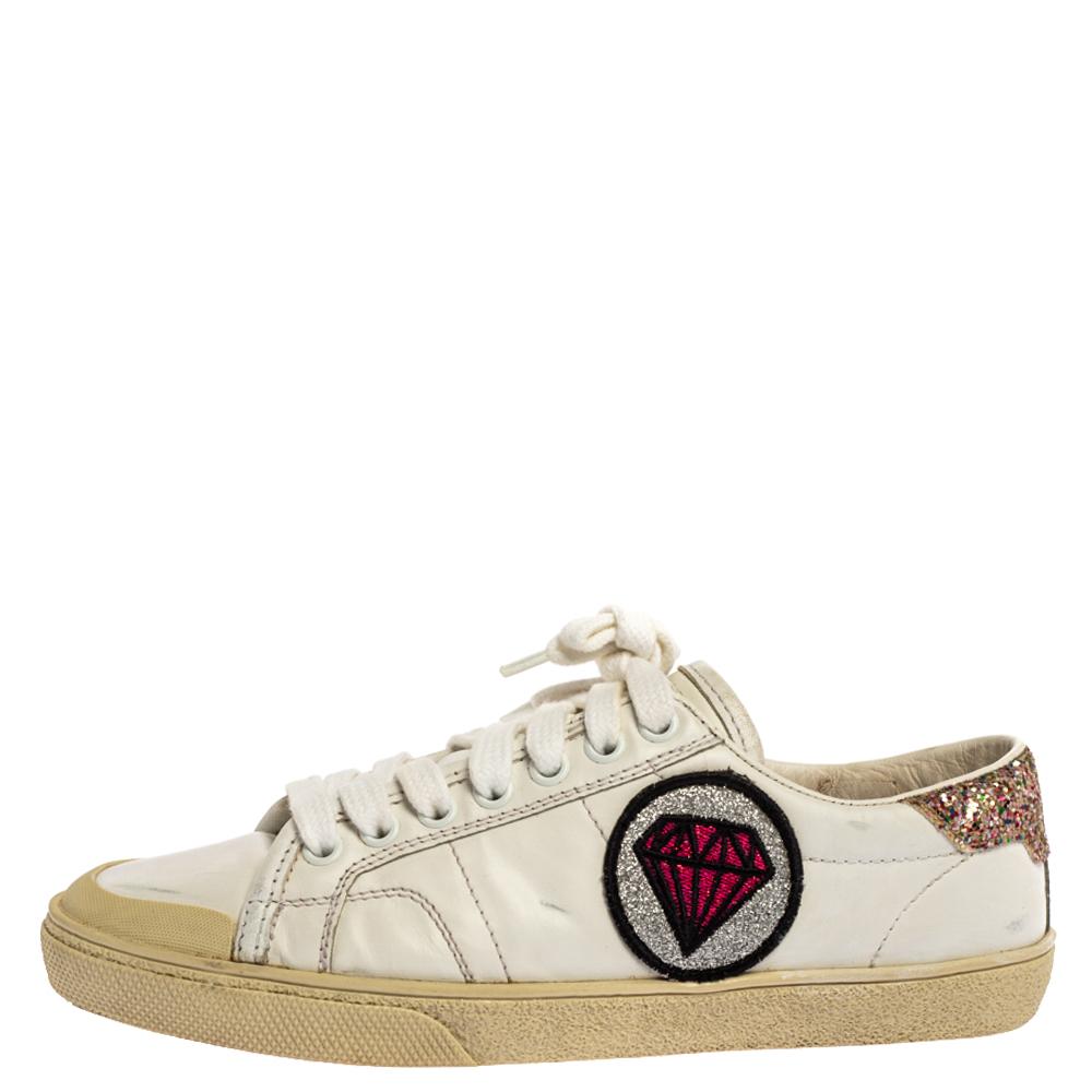 Saint Laurent Paris’ Signature Court classic low-top sneakers are designed for a chic and smart finish. Crafted in white leather, they feature round toes, lace-up fronts, glitter panels on the counters and a diamond patch on the sides. The insoles