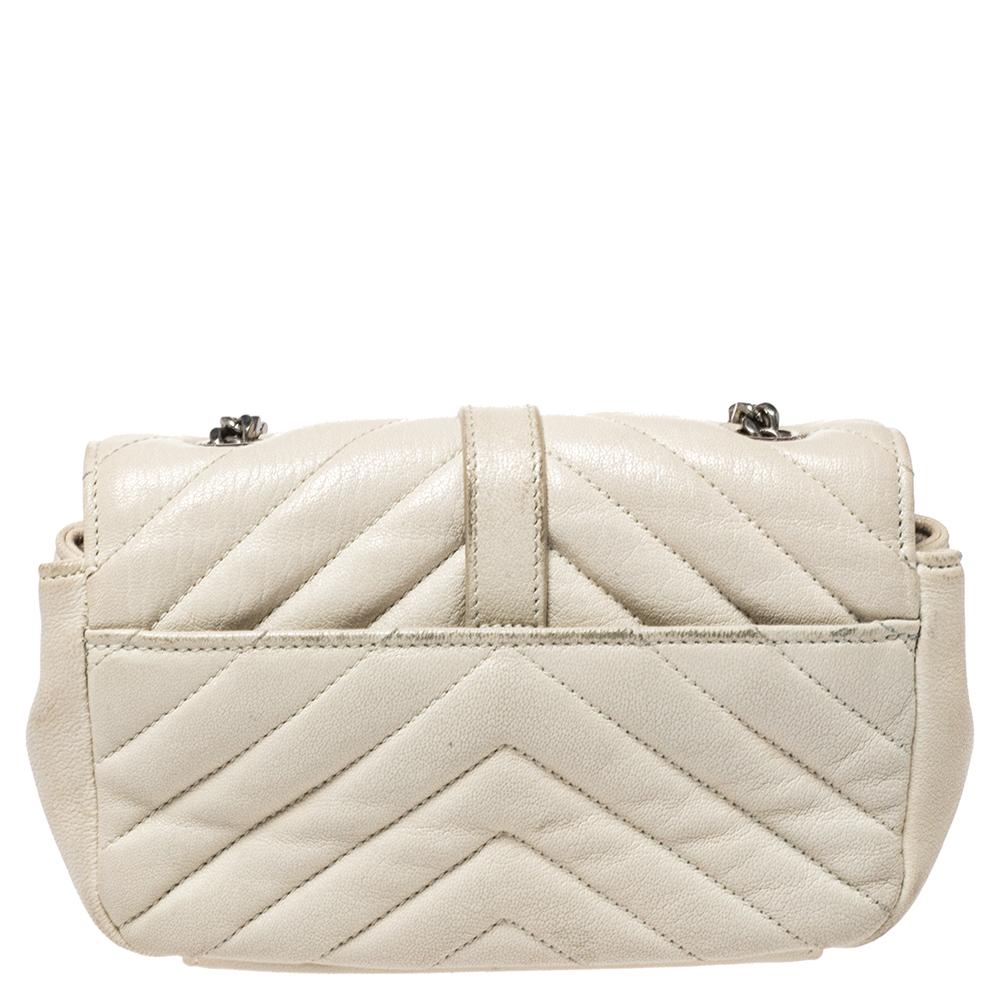 Lift up your outfits by teaming it up with this Baby Monogram bag from Saint Laurent. Crafted from white leather, the bag features a chain strap with leather shoulder rest. The insides are canvas-lined and will hold all your essentials. The bag is