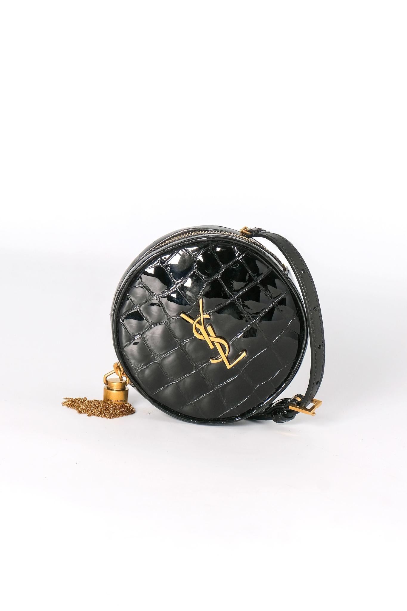 Saint Laurent Schwarze runde Tasche aus Lackleder mit Krokodillederprägung im Zustand „Neu“ in Montreal, Quebec