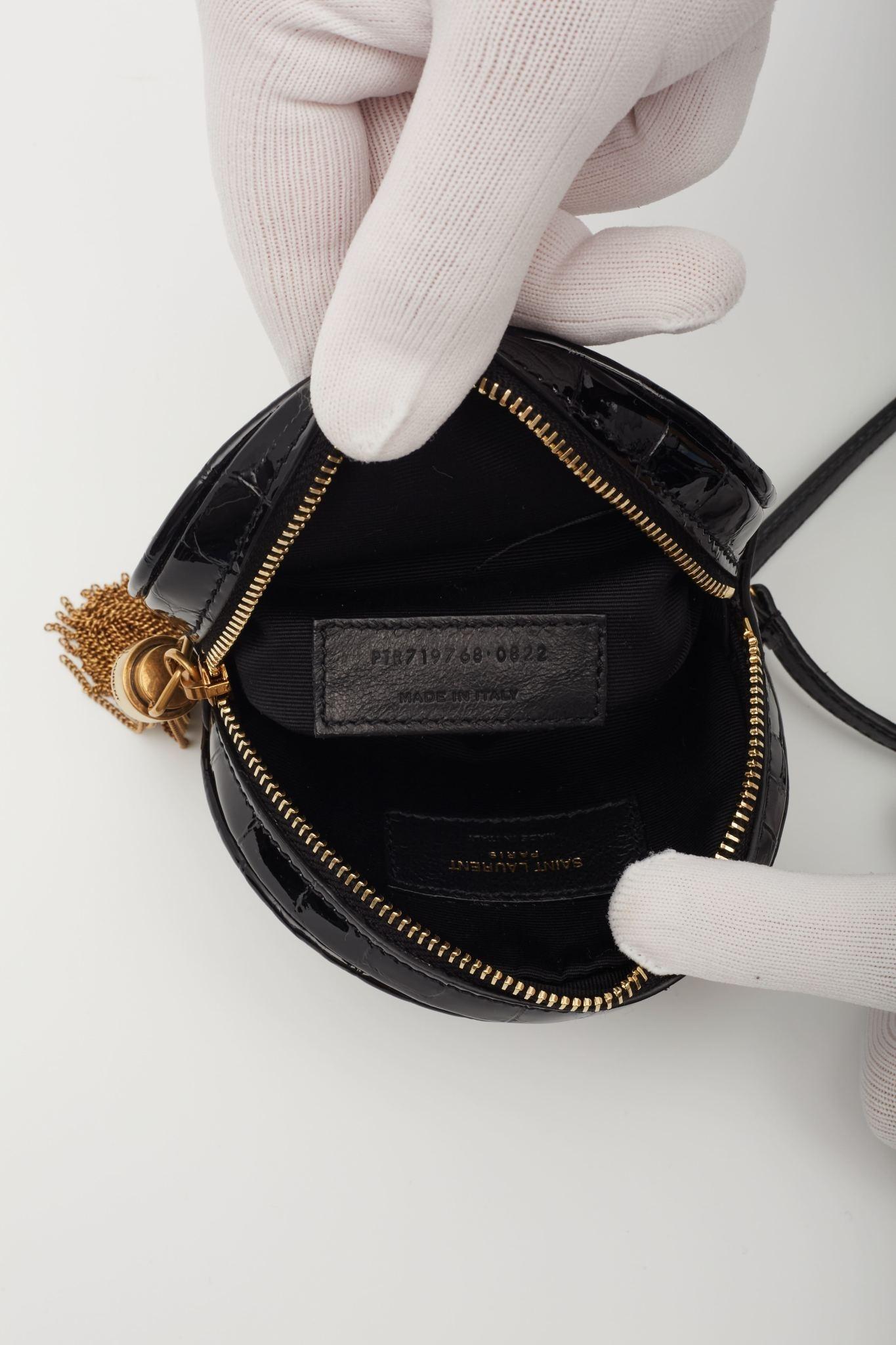 Saint Laurent Schwarze runde Tasche aus Lackleder mit Krokodillederprägung 4