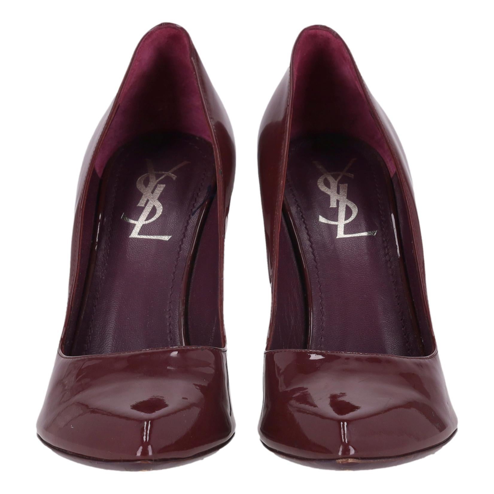 Bombas Saint Laurent de charol con tacón de ante

Tacones burdeos fabricados en charol brillante y adornados con un tacón de ante texturizado con detalles de bolitas.

Con puntera de almendra y forro de piel.

Precio aprox. 950

Talla - 38

Estado -