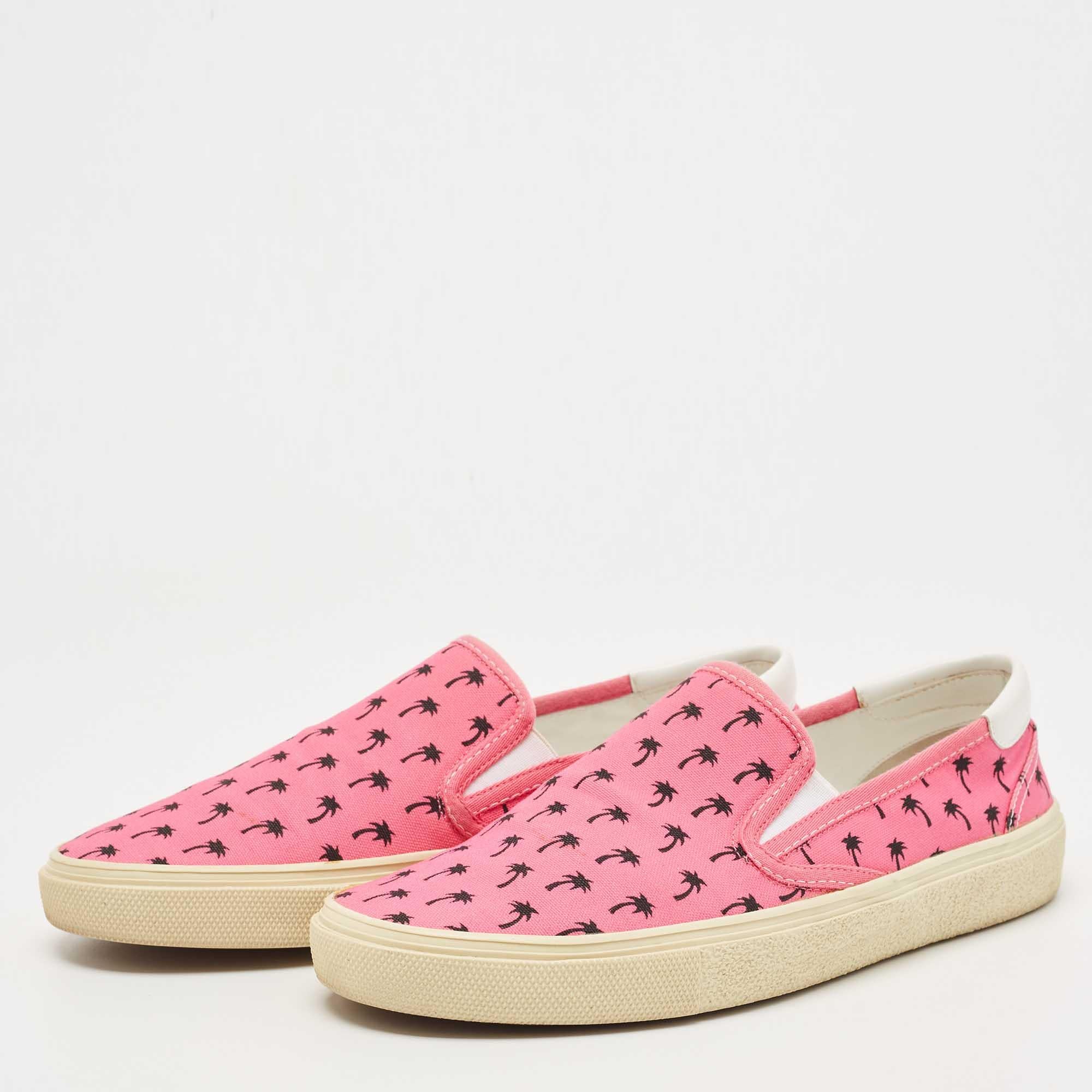 Diese Saint Laurent-Sneaker stehen für die Idee der bequemen Mode. Sie werden aus hochwertigen MATERIALEN gefertigt und mit viel Stil gestaltet. Diese Sneaker passen perfekt zu allen lässigen Anlässen und peppen jeden Look mühelos auf.