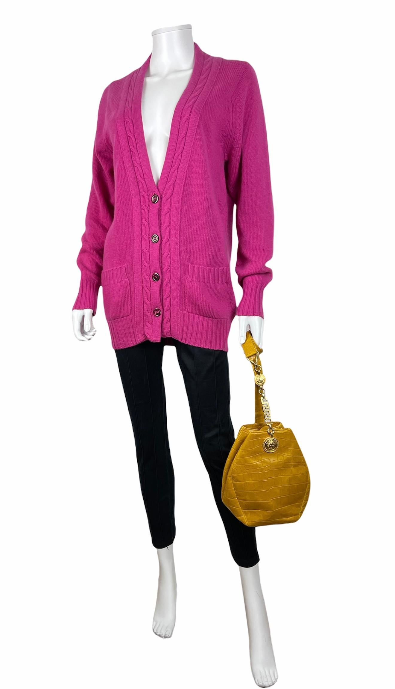 SAINT LAURENT RIVE GAUCHE, Made in Hawick / Scotland, circa 80. 
Cosy pink cashmere cardigan with twisted edges. 100% Pure cashmere Made in Hawick / Scotland. Good condition. 
Medium Size
Total length : 70cm 

Every item is rare and carefully