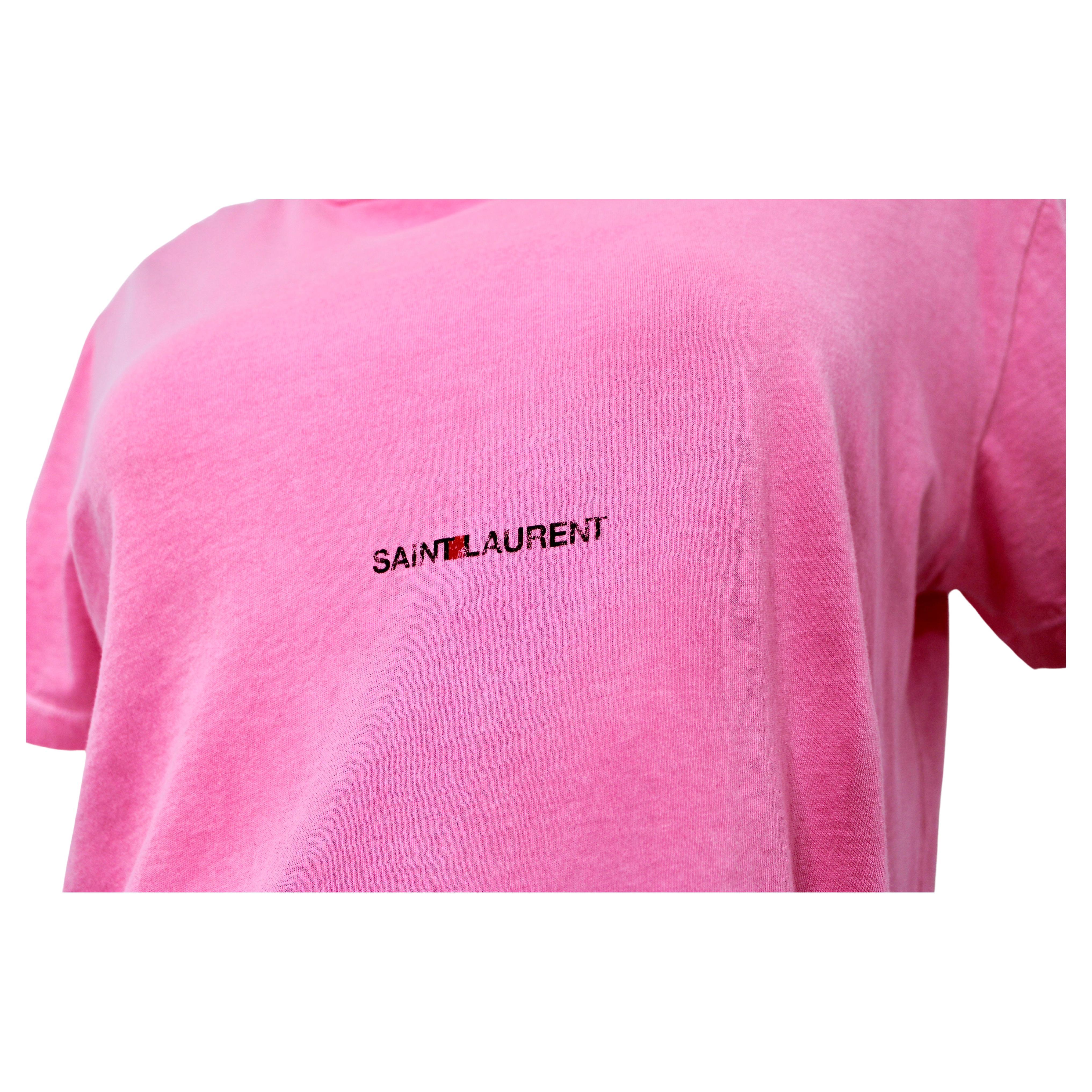La T-Shirt in cotone rosa di Saint Laurent è un capo essenziale del guardaroba chic e versatile che incarna la miscela di eleganza casual e raffinatezza moderna tipica del marchio. Realizzata in morbido cotone di alta qualità, questa maglietta offre