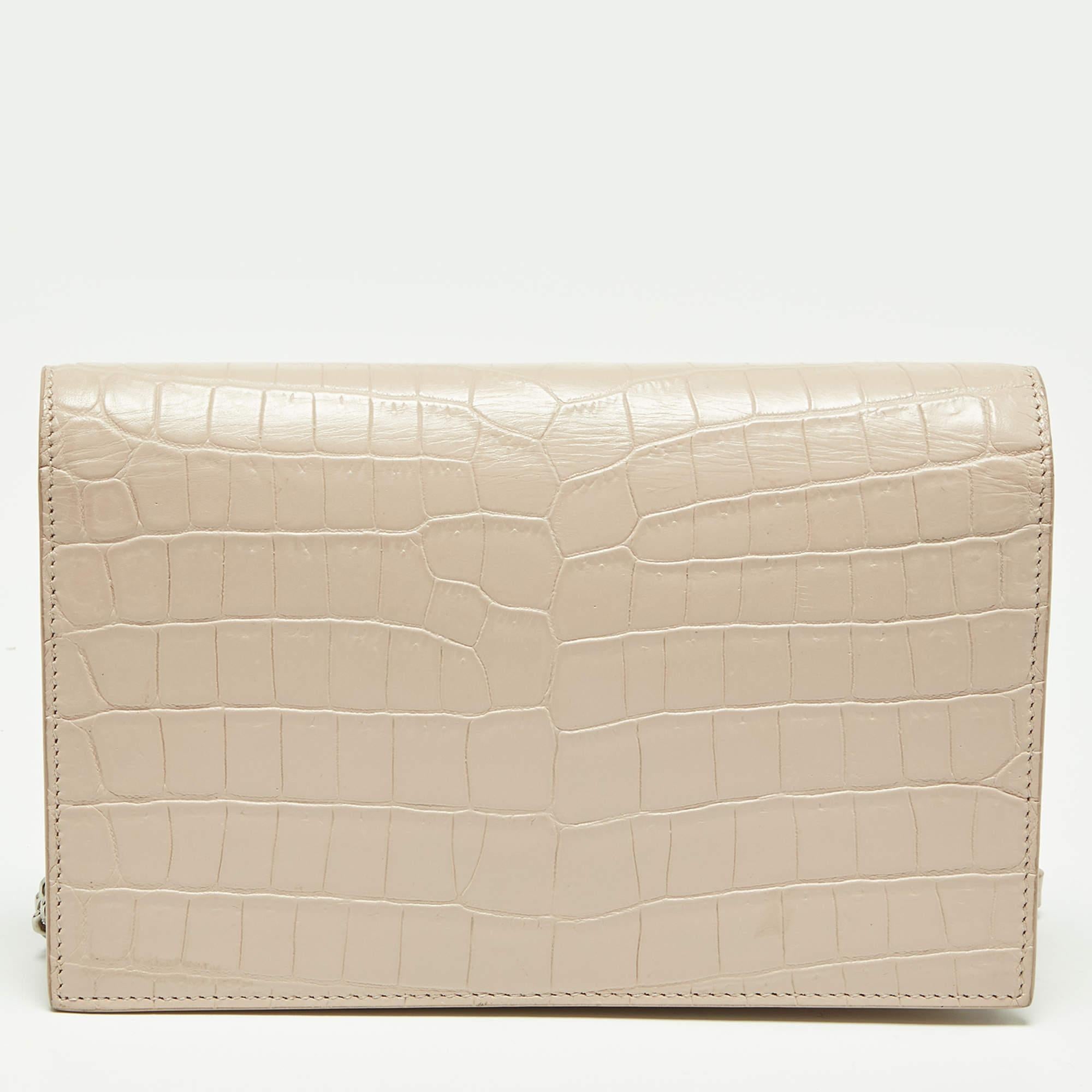 A charming companion for your next evening party, this Saint Laurent Kate chain wallet is a well-crafted design. It can be carried in a chic way with the chain shoulder strap, and its interior will keep your valuables in a refined way. . Created
