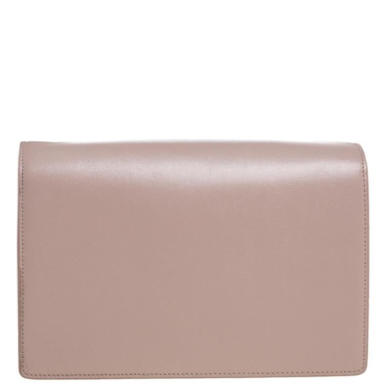 Diese Bellechasse-Tasche ist von Saint Laurent. Diese gut verarbeitete Tasche hat einen Korpus aus Leder und Wildleder im Überschlagstil. Das mit Wildleder gefütterte Innere sorgt dafür:: dass alle Ihre Wertsachen sicher sind. Diese rosafarbene
