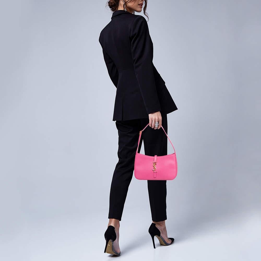Für einen Look mit Stil und einem Hauch von Luxus ist diese Umhängetasche die perfekte Ergänzung. Zeigen Sie diese Schönheit auf Ihrer Schulter bei jeder Veranstaltung und genießen Sie den Geschmack von Luxus, den sie Ihnen vermittelt.