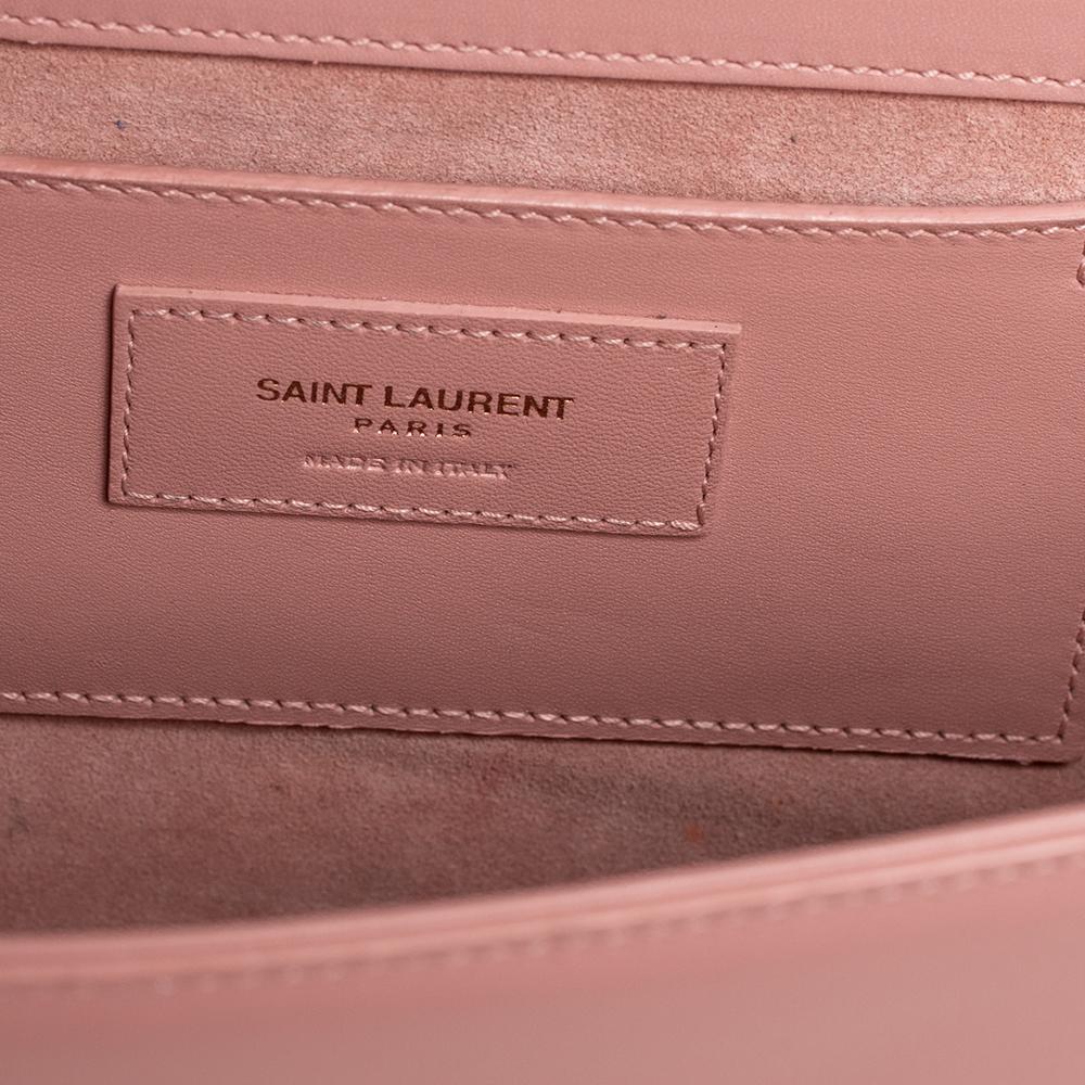 The Kate shoulder bag by Saint Laurent has all the details that make it a special designer bag. Crafted using leather, the bag features a sturdy gold-tone shoulder chain, the YSL logo with a tassel on the front flap, and a suede-lined compartment to