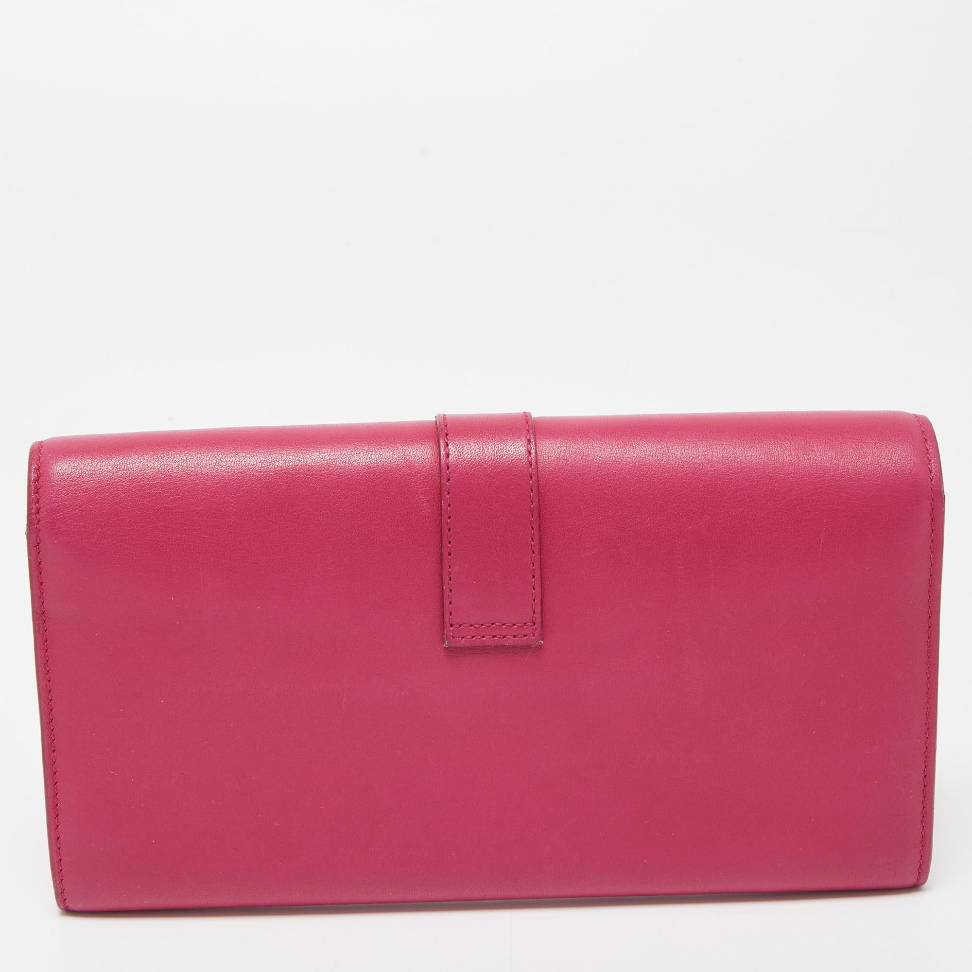 This Saint Laurent clutch has a refined and simple display. Created from pink leather, it exhibits a Y-motif in gold tone on the front flap, and its compartmentalized interior will keep your evening essentials safe.

