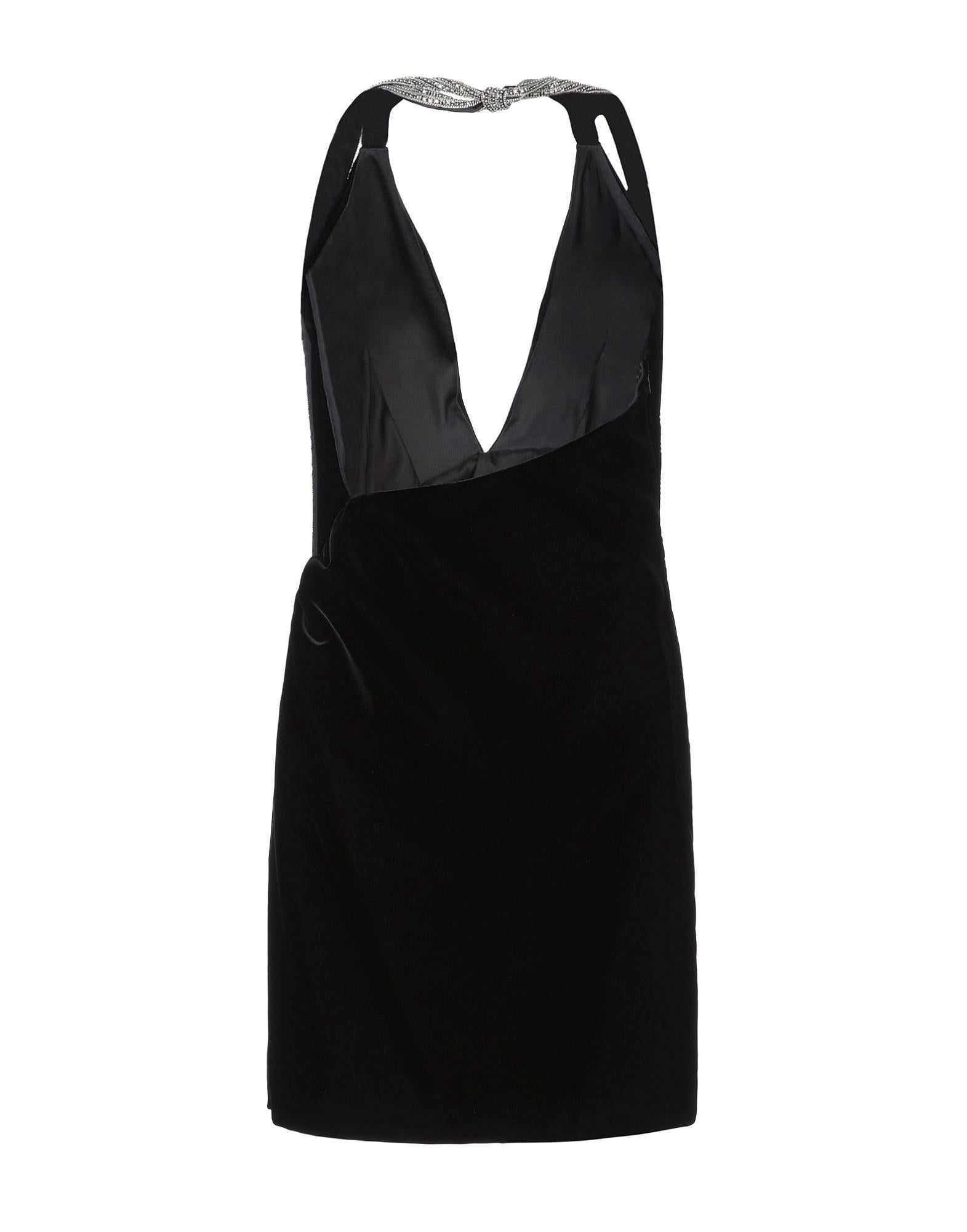 Saint Laurent Mini Vestido de Terciopelo Negro con Tirantes de Cristal

Este espectacular little black dress diseñado por Saint Laurent es un vestido de terciopelo con un profundo escote en V y drapeado lateral. Lleva cintas de satén entrecruzadas