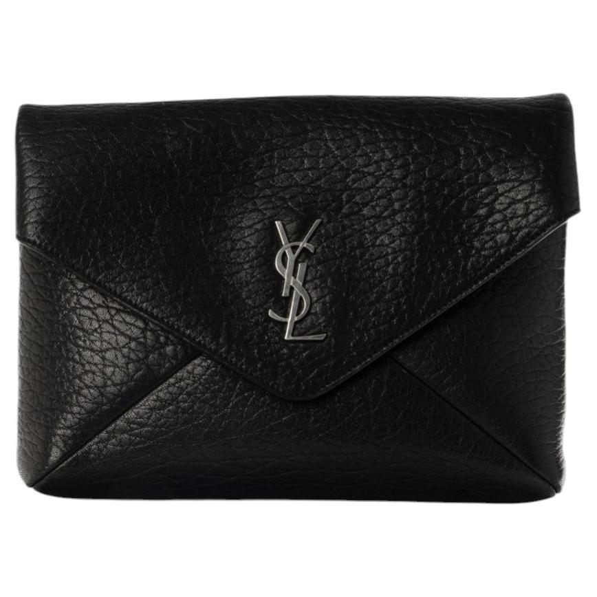 Bolso de mano negro grande con sobre Saint Laurent en venta