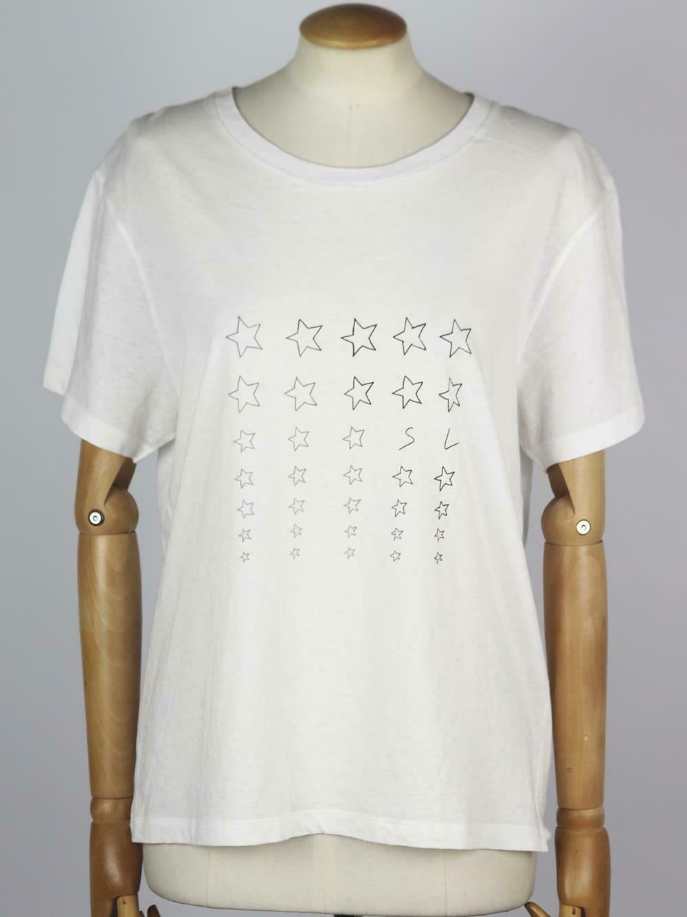 La T-shirt di Saint Laurent è stampata con uno dei loghi iconici della maison - in un carattere grafico e illustrato con stelle, è realizzata in jersey di cotone bianco e ha un taglio rilassato con maniche leggermente allungate, perfette da