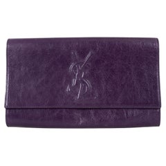 Pochette BELLE DE JOUR in pelle viola di SAINT LAURENT