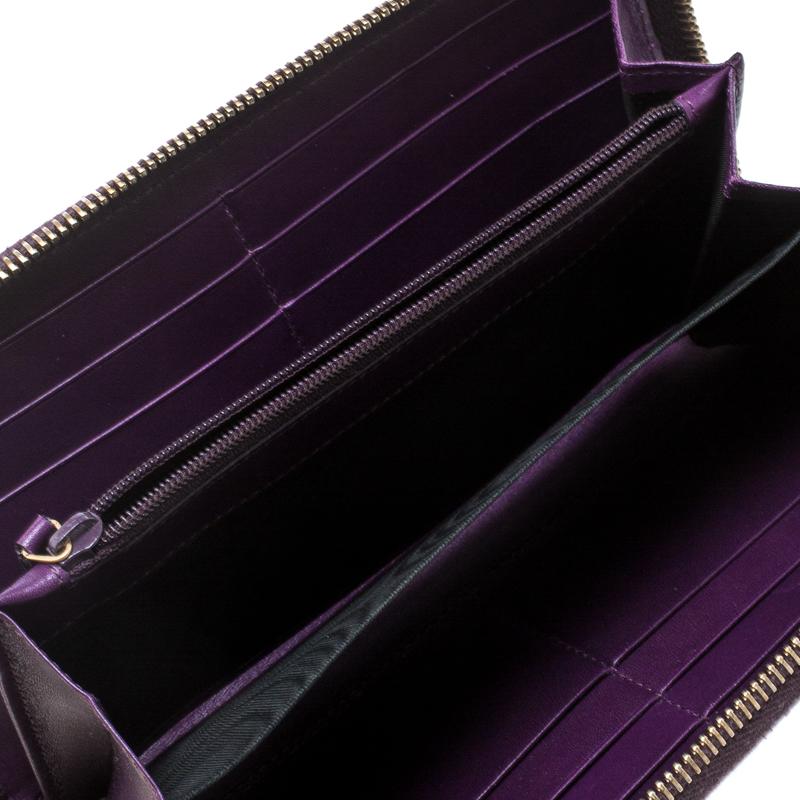 Saint Laurent Purple Patent Leather Belle de Jour Zip Around Wallet In Good Condition In Dubai, Al Qouz 2