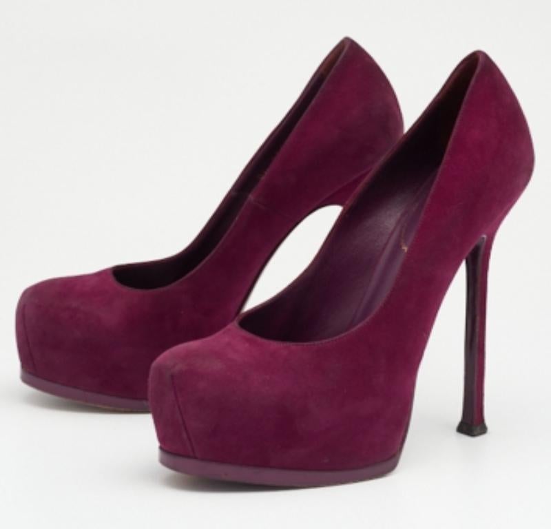 Fashionable and chic, these Tribtoo pumps from Saint Laurent will cut an alluring silhouette from day to night. Crafted from suede, the pumps have a purple shade, round toes, concealed platforms, and 14.5 cm heels.