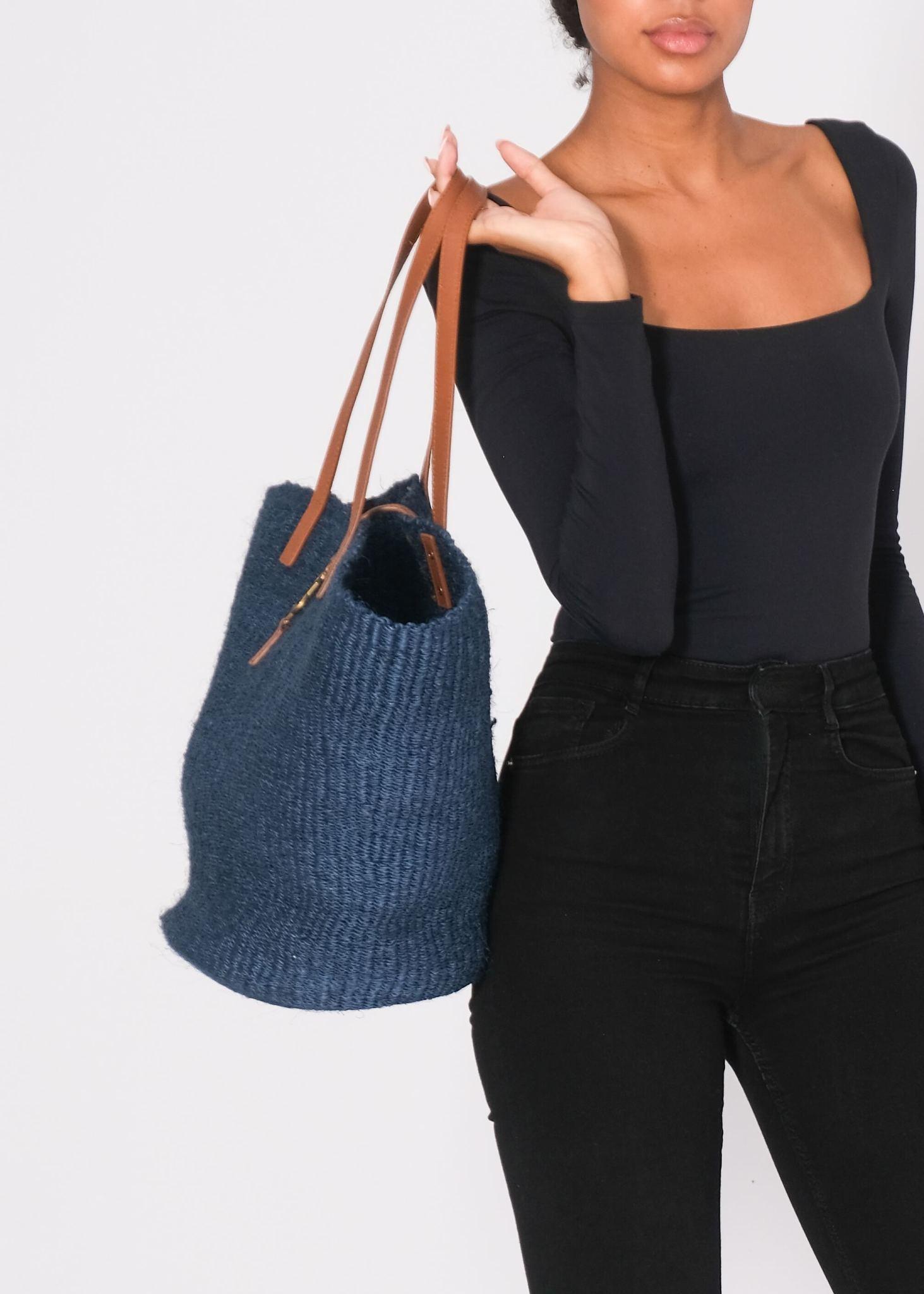 Saint Laurent Raffia Pannier Blue Tote Bag In New Condition For Sale In Montreal, Quebec