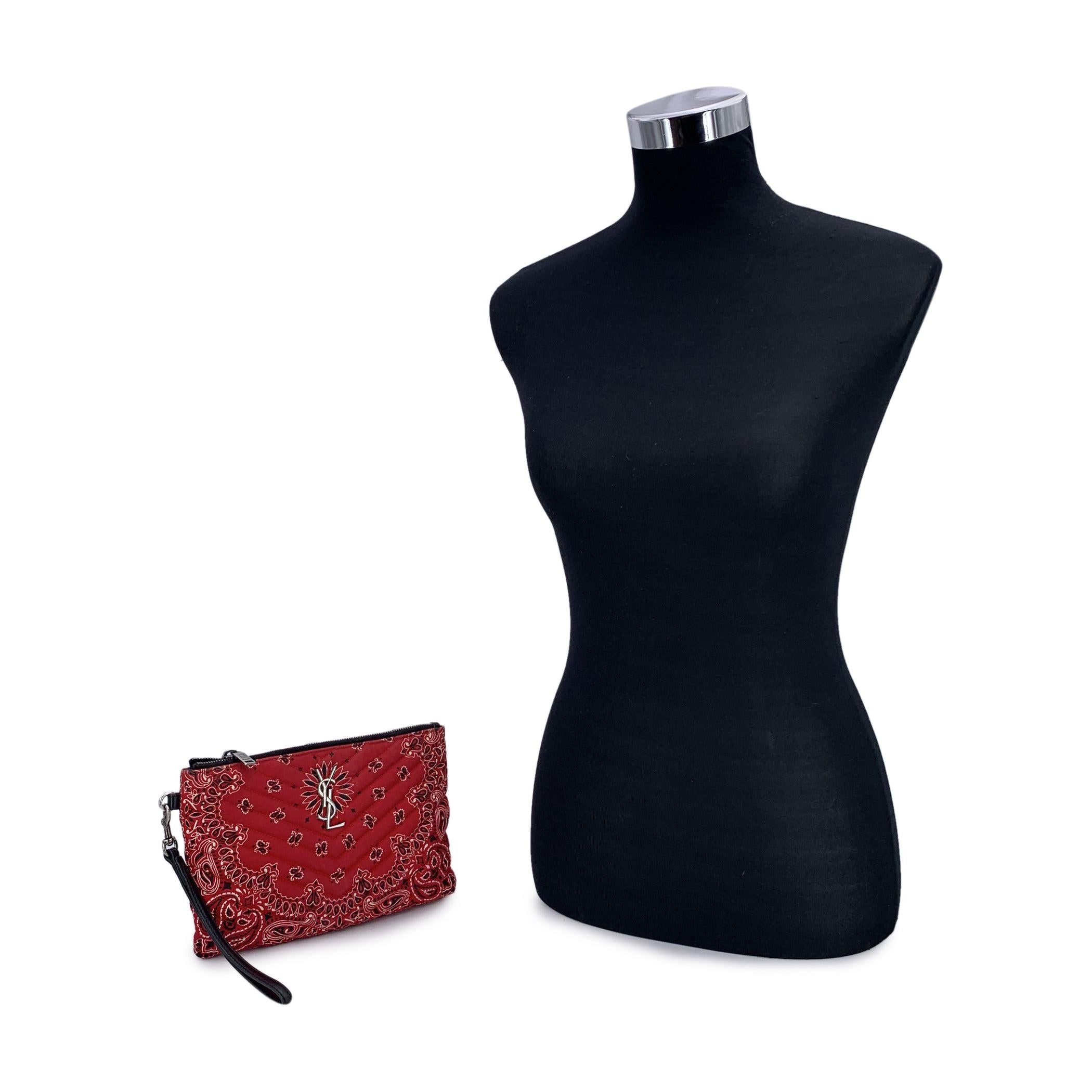 Ce magnifique sac sera accompagné d'un certificat d'authenticité fourni par Entrupy. Le certificat sera fourni sans frais supplémentaires Entrez dans un monde d'élégance raffinée avec cette pochette-bracelet en toile imprimée Bandana rouge de Saint