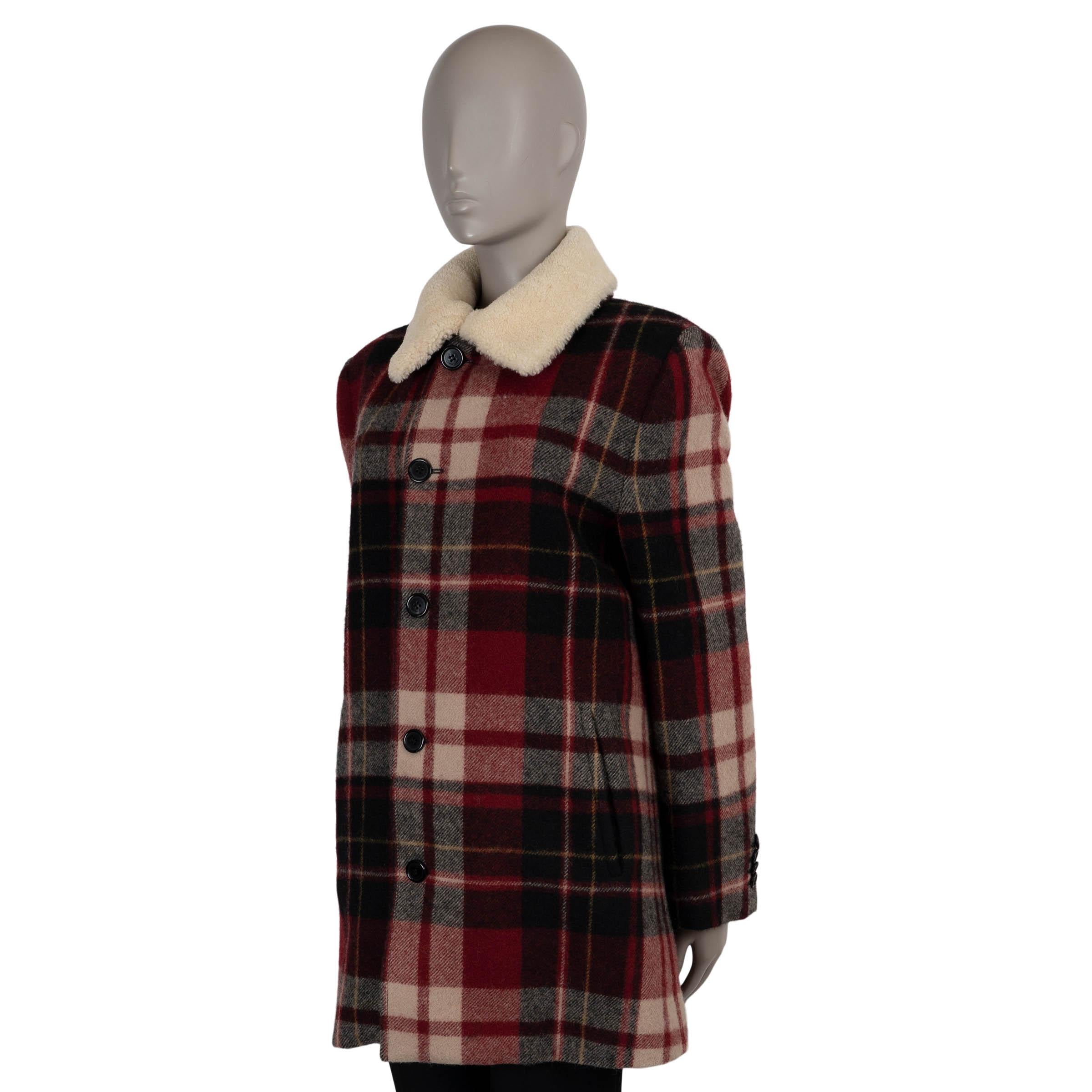Cette veste de trappeur Saint Laurent, 100% authentique, est confectionnée en laine à carreaux rouges, noirs et blancs. Conçu avec une coupe droite, il est doté d'un col en shearling crème amovible, de deux poches en biais et de fermetures à boutons