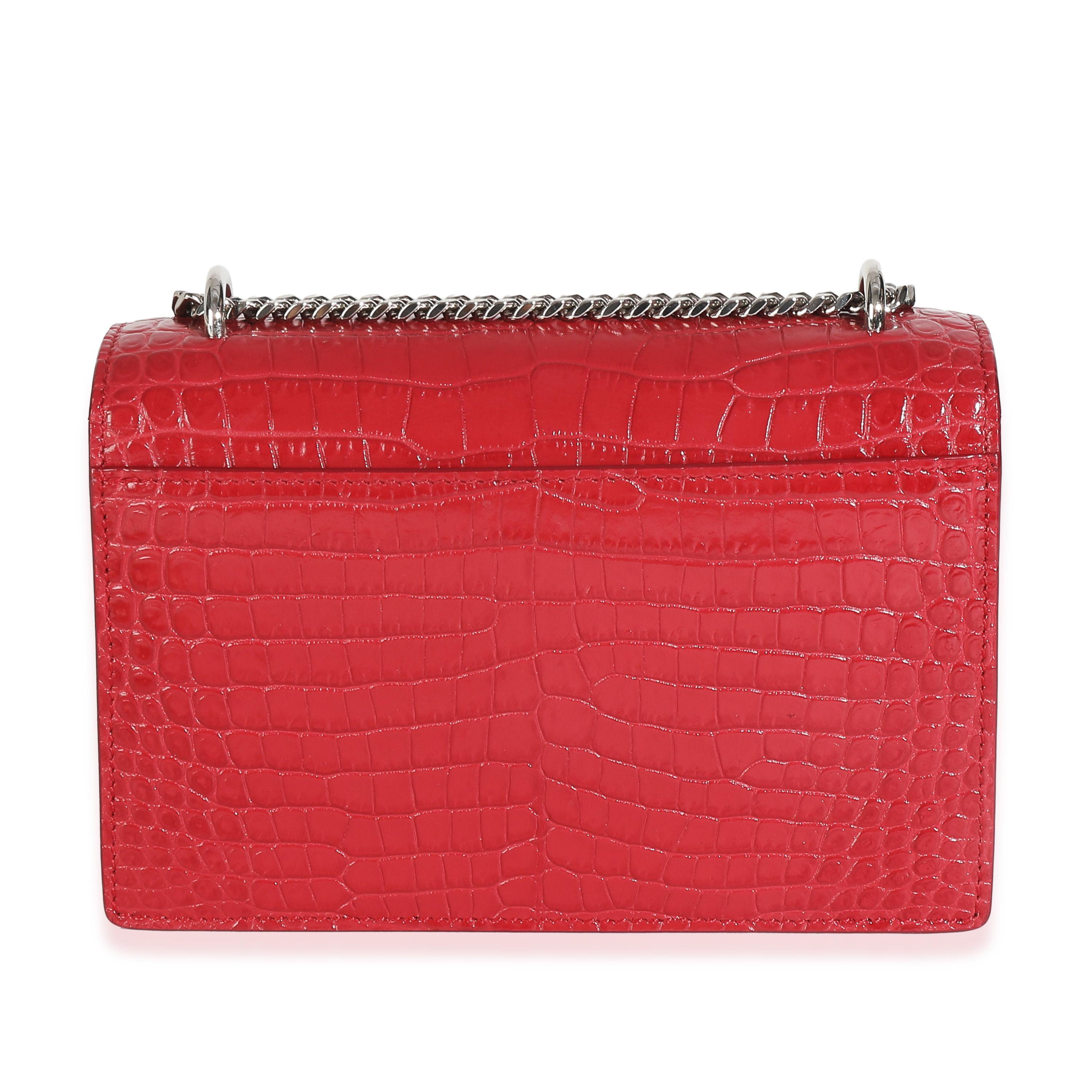 Titolo dell'elenco: Saint Laurent Portafoglio a catena in pelle di vitello rossa con coccodrillo in rilievo e Monogram al tramonto
SKU: 148338
MSRP: 1650.00 USD
Condizioni: Usato 
Condizioni della borsa: Eccellente
Commenti sulle condizioni: