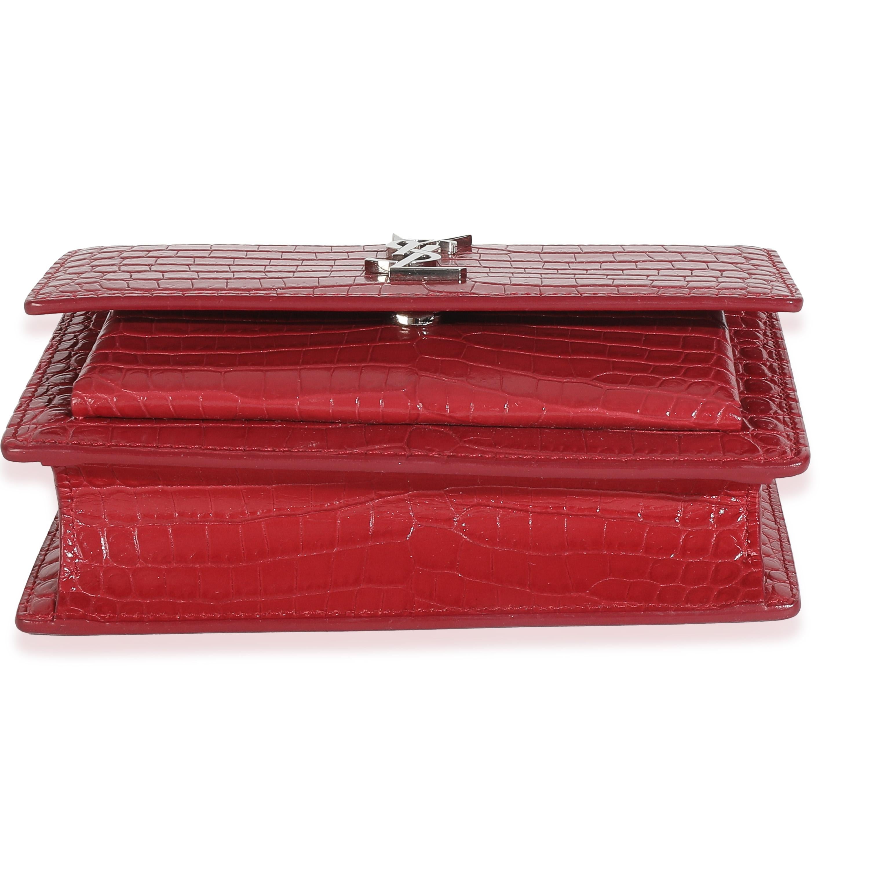Saint Laurent Red Calfskin Crocodile Embossed Monogram Sunset Chain Wallet in vendita 3