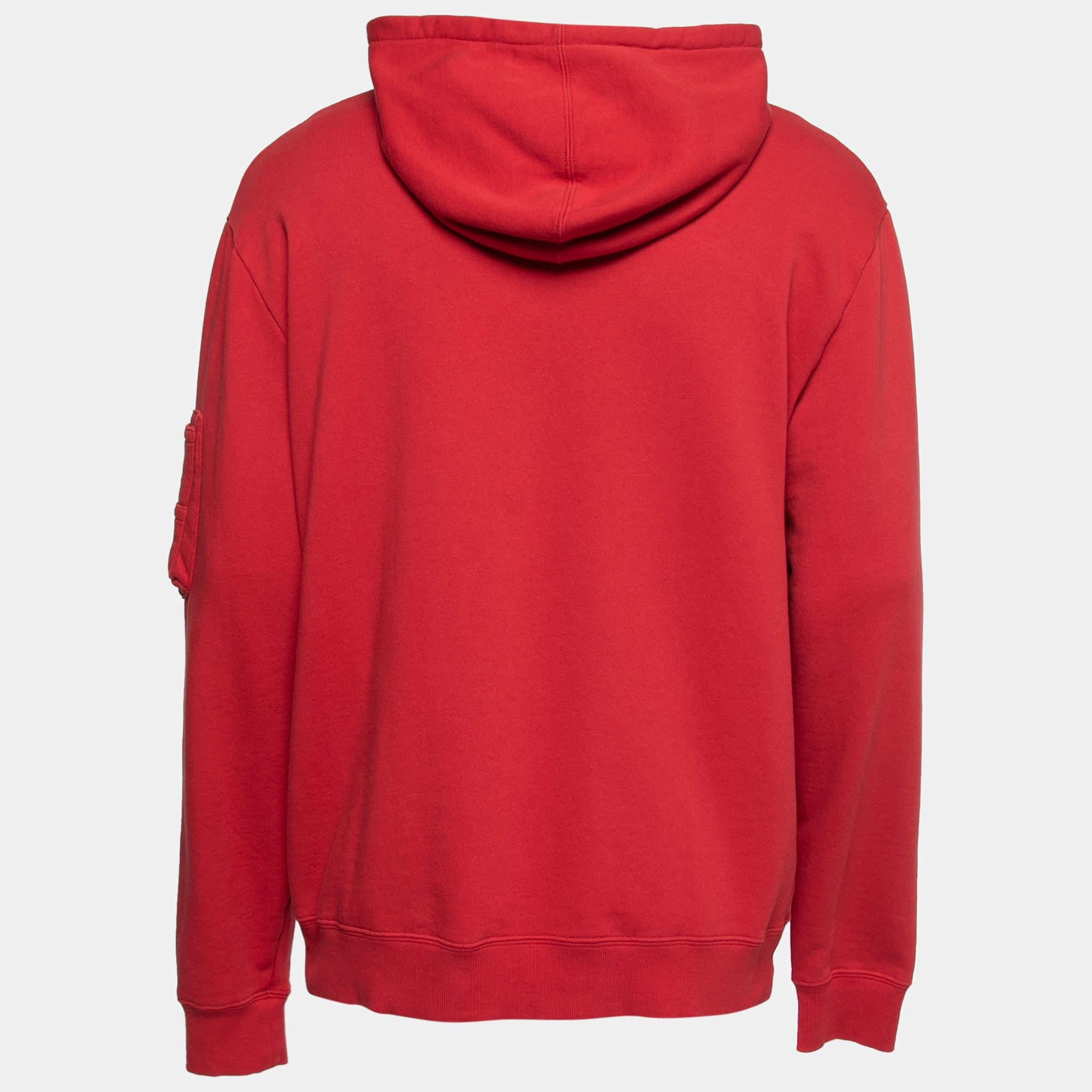 This red hoodie from Saint Laurent is simple and just the right choice for your casual style. It is made from cotton and designed with a hoodie and long sleeves. Team it with denim and high-top sneakers for a cool look.

