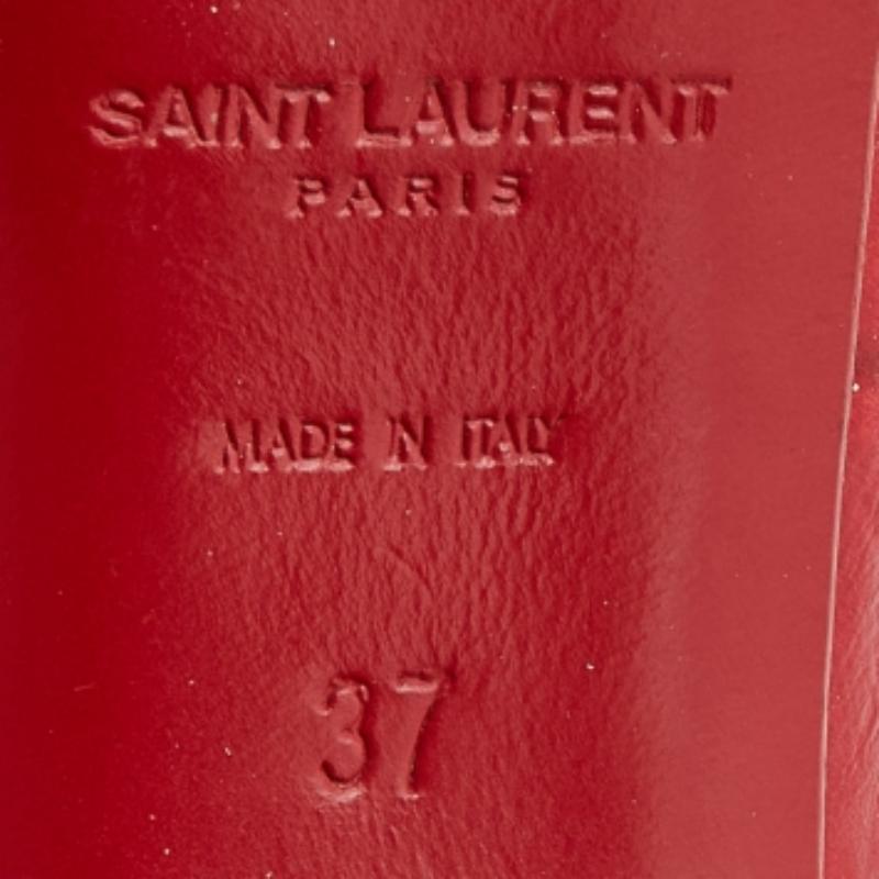 Diese modischen und schicken Tribtoo-Pumps von Saint Laurent sorgen für eine verführerische Silhouette von Tag bis Abend. Die aus Leder gefertigten Pumps haben einen roten Farbton, ein verdecktes Plateau und einen 11 cm hohen Absatz.