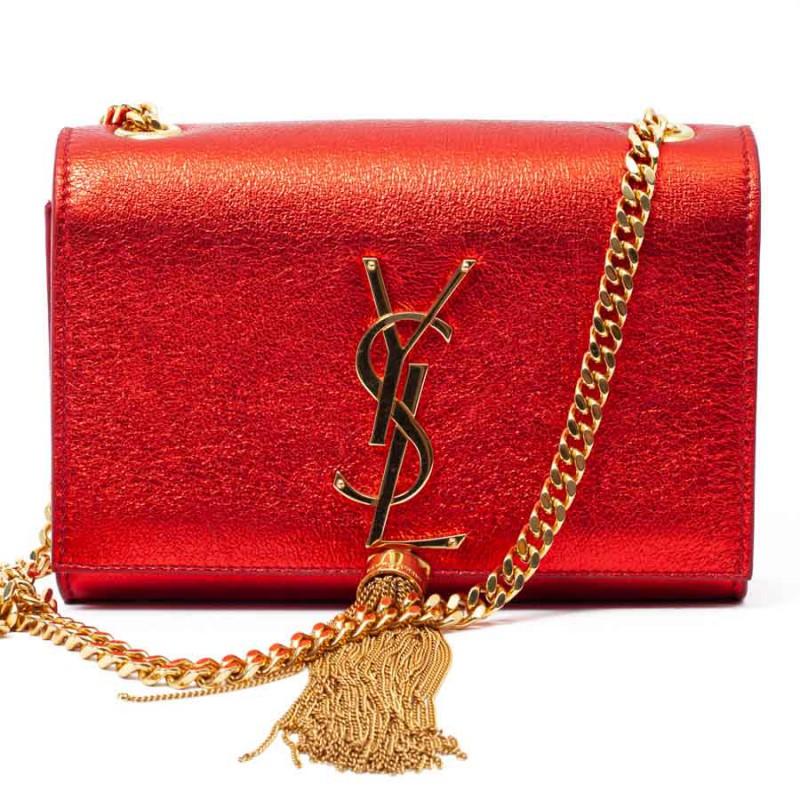 Small SAINT LAURENT bag timeless model Kate in iridescent leather. It is lined with red suede and black fabric, with a small patch pocket. The jewelry is golden with a tassel on the front of the bag. Closure by snap-magnetic button. It can be worn