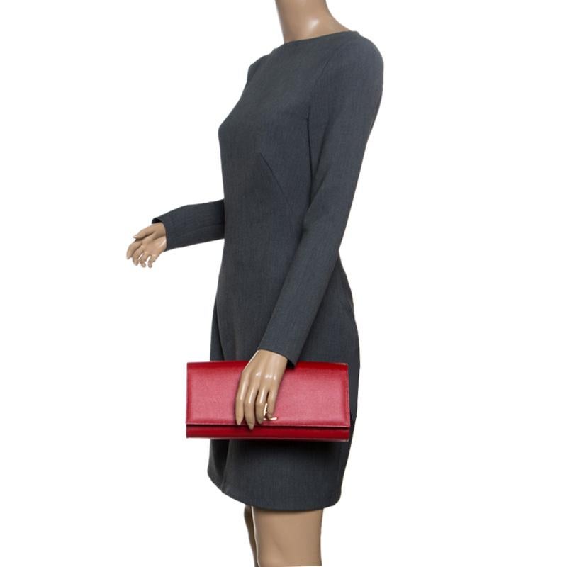 Stunning to look at, this Cassandre clutch from Saint Laurent has been created to add to your elegant style. Crafted from red leather, the piece features a flap that leads to a fabric-lined compartment for your essentials. The clutch is complete