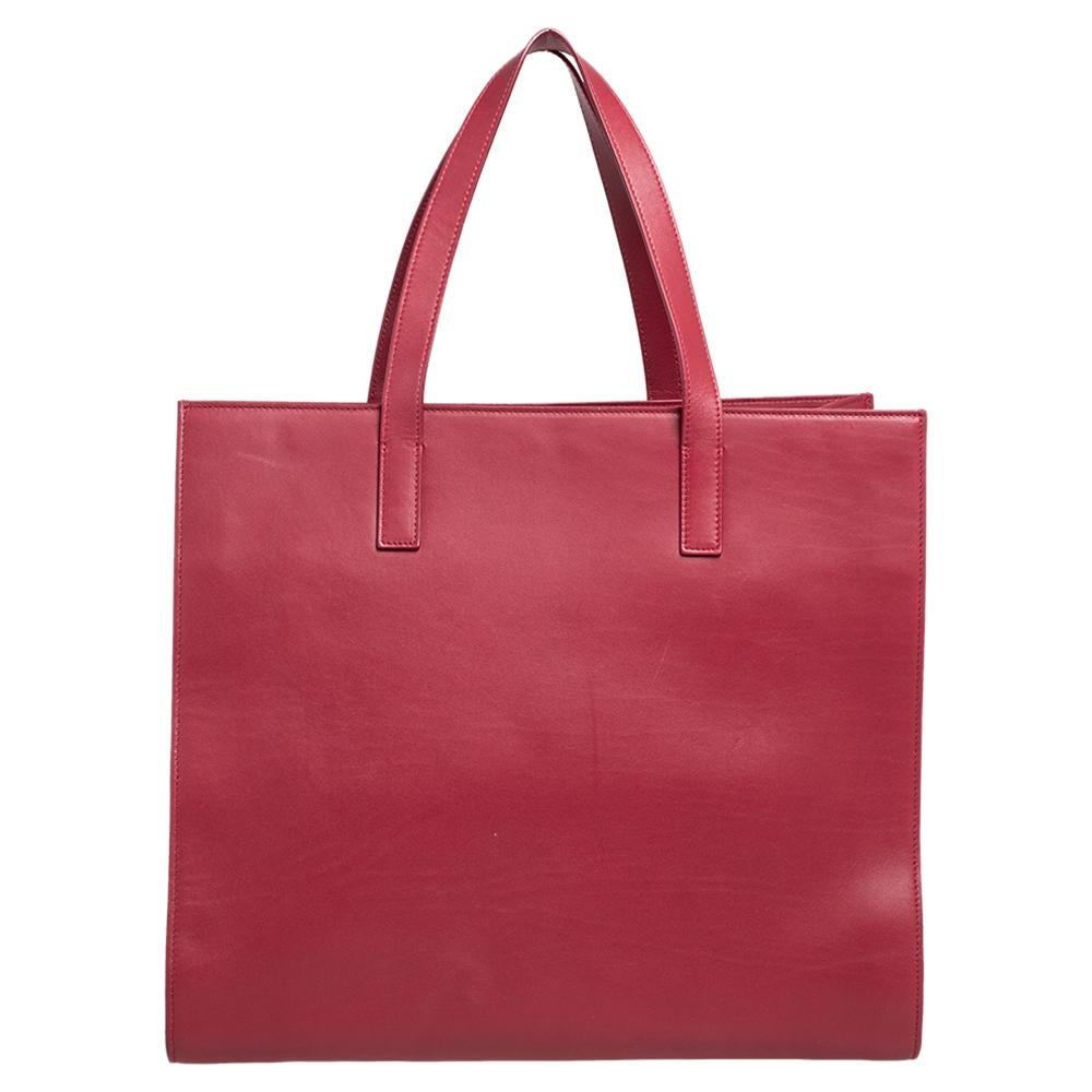 You'll surely love owning this Saint Laurent tote as it is stylish and functional. Fashioned in quality leather, this bag is a great piece to add to your collection. It has two handles, and the fabric interior is well-sized to hold your essentials.