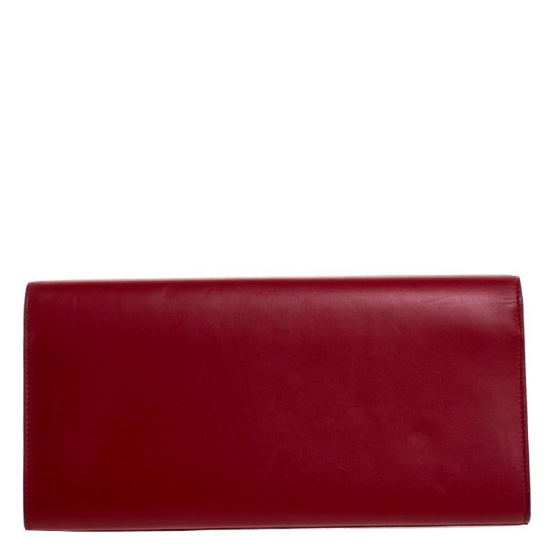 With a classic and chic style, this Saint Laurent Kate clutch will take a special place in your collection for years to come. Crafted in Italy, it is made from red leather and has a lovely silhouette. The front flap is accented with gold-tone YSL