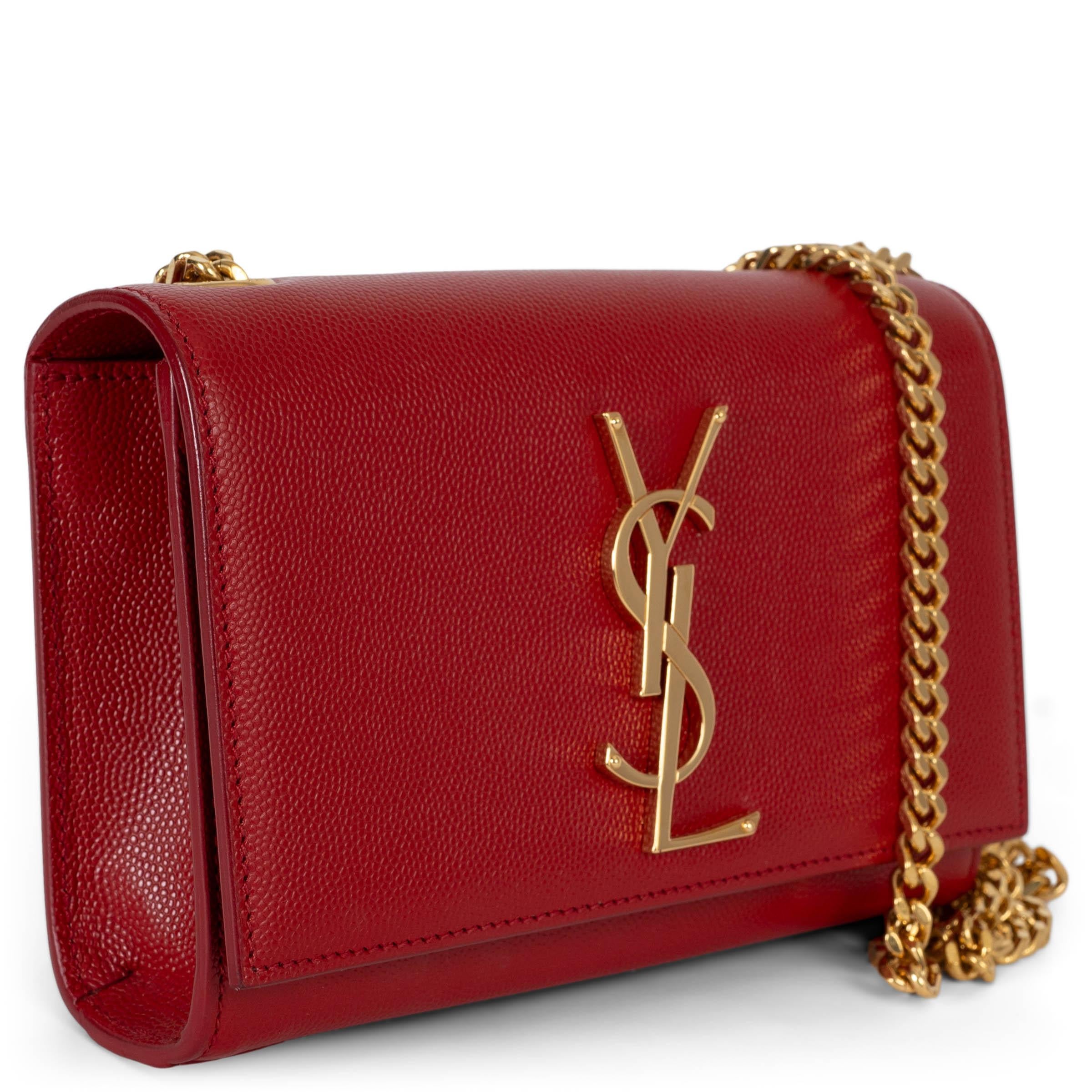 Este bolso bandolera Kate Small (original) 100% Saint Laurent en piel Grain de Poudre roja encarna la sofisticación atemporal. Acentuado con herrajes dorados, presenta el característico monograma YSL metálico en la parte delantera y una elegante