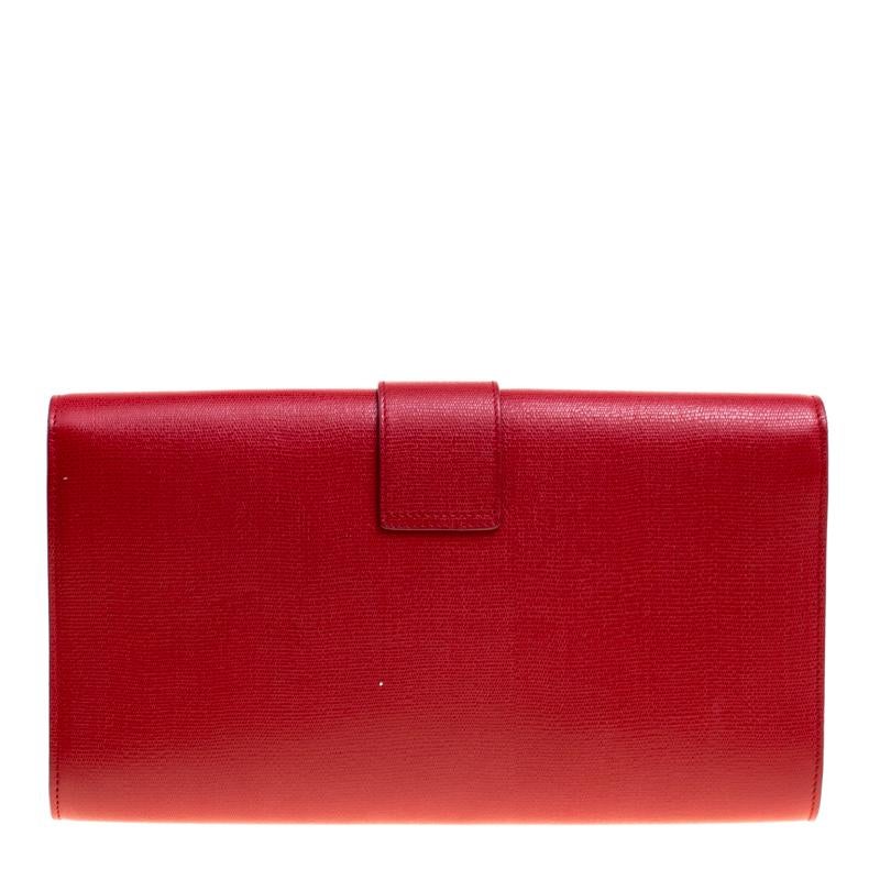 Classy and super stylish, this clutch is a Saint Laurent creation. It has been luxuriously crafted from leather and shaped to complement all your elegant outfits. The insides are lined with satin and sized to carry your necessities. The clutch is