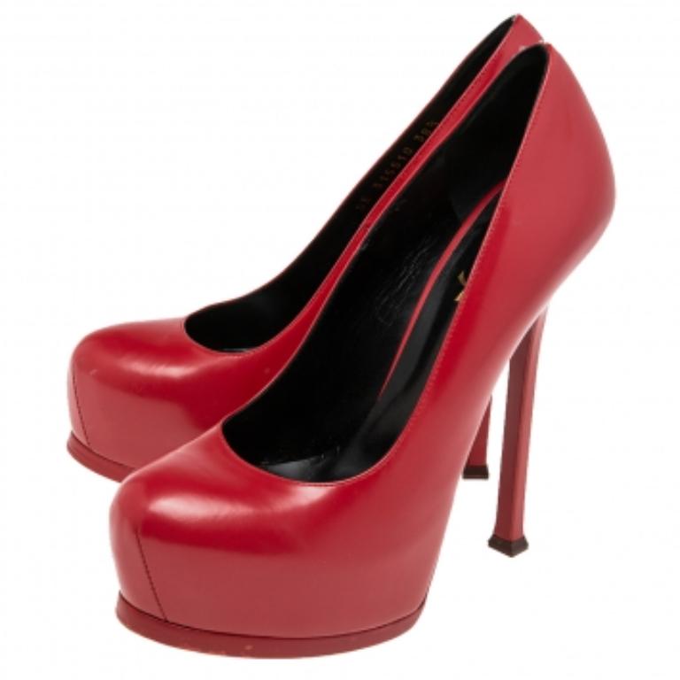 Fashionable and chic, these Tribtoo pumps from Saint Laurent will cut an alluring silhouette from day to night. Crafted from leather, the pumps have a red shade, concealed platforms, and 15 cm heels.