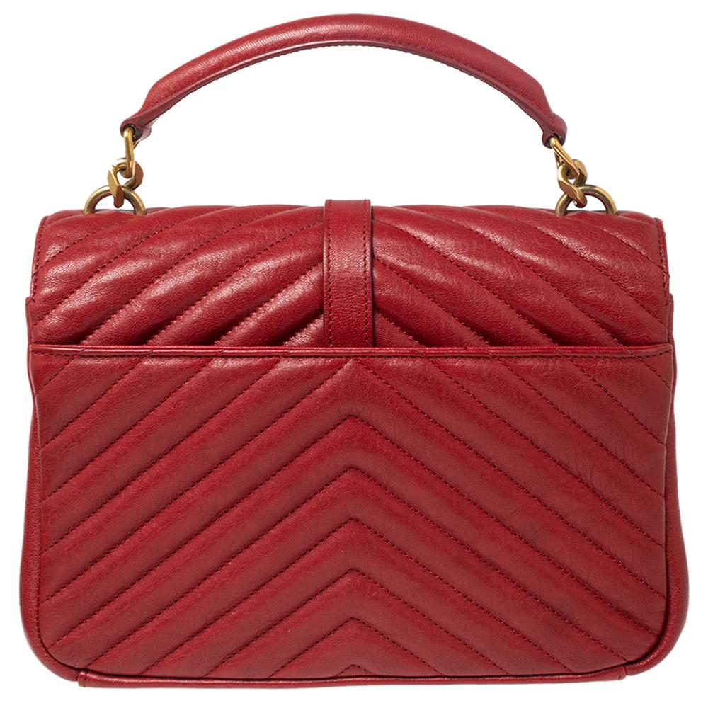 Elevate your everyday looks with this reliable Matelassé-quilted bag by Saint Laurent. It is crafted from quality leather in a red shade. It features the YSL logo in gold-tone metal on the front flap, and the flap opens to reveal a lined interior.