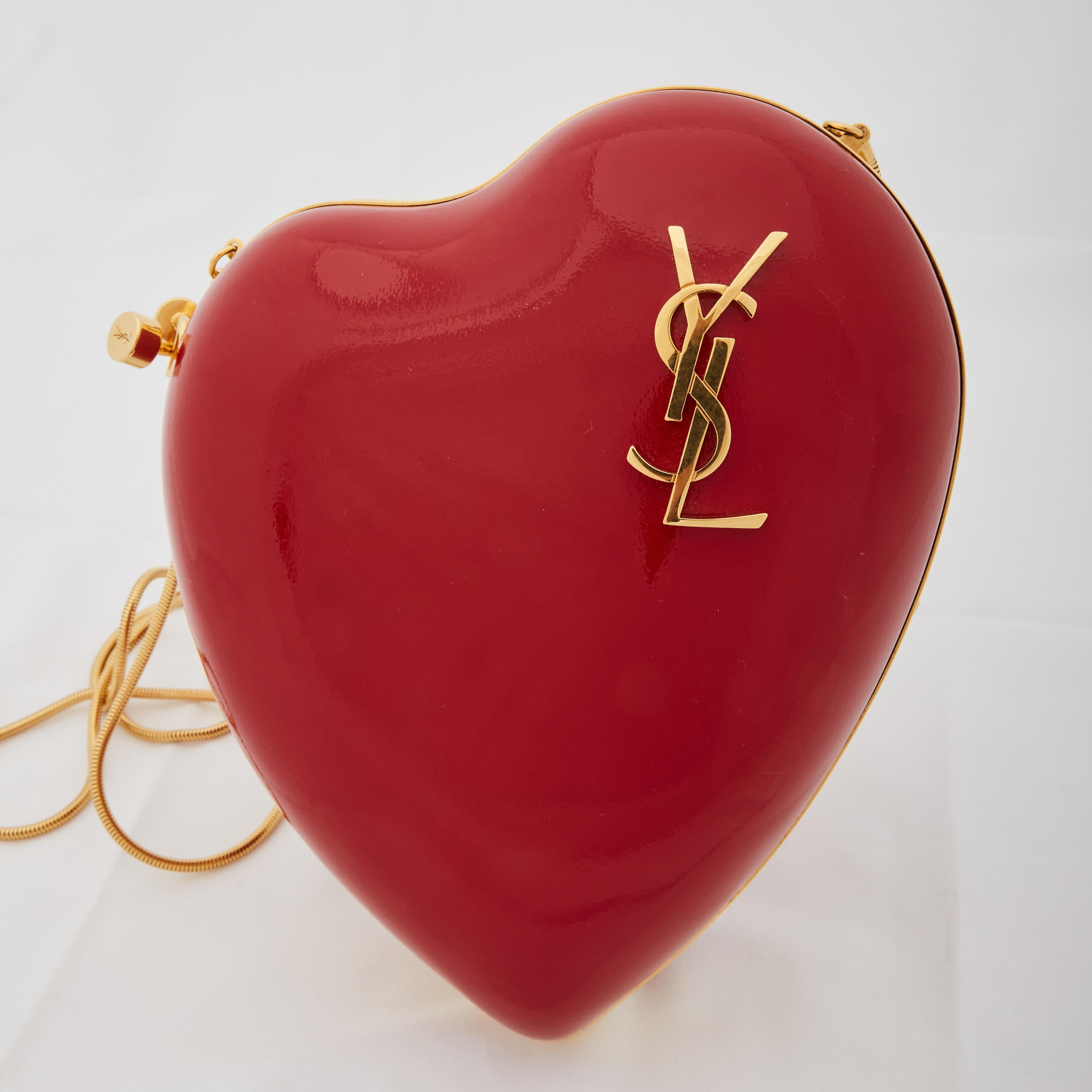 Saint Laurent Boîte d'amour en cuir verni rouge en forme de cœur 