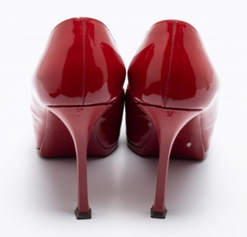 Saint Laurent Bombas de plataforma Tribtoo de charol rojo talla 37.5 en Bueno estado para la venta en Dubai, Al Qouz 2