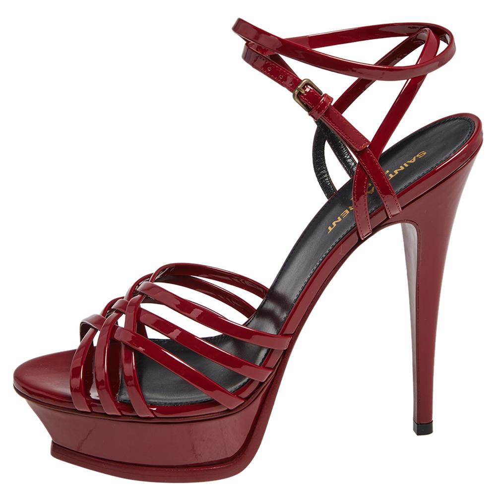 These Tribute platform sandals by Saint Laurent will definitely revamp your style quotient. They flaunt red patent leather on the upper with contrasting gold-toned fittings. In addition, these sandals come with a buckle-type closure and 14 cm