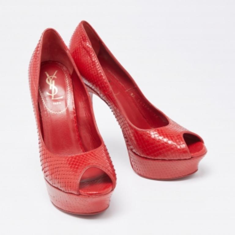 These gorgeous Palais pumps from the House of Saint Laurent will make you fall in love with their timeless charm! They are crafted using snakeskin on the exterior and exhibit peep-toes, platforms, and towering 14 cm heels. Match them with your