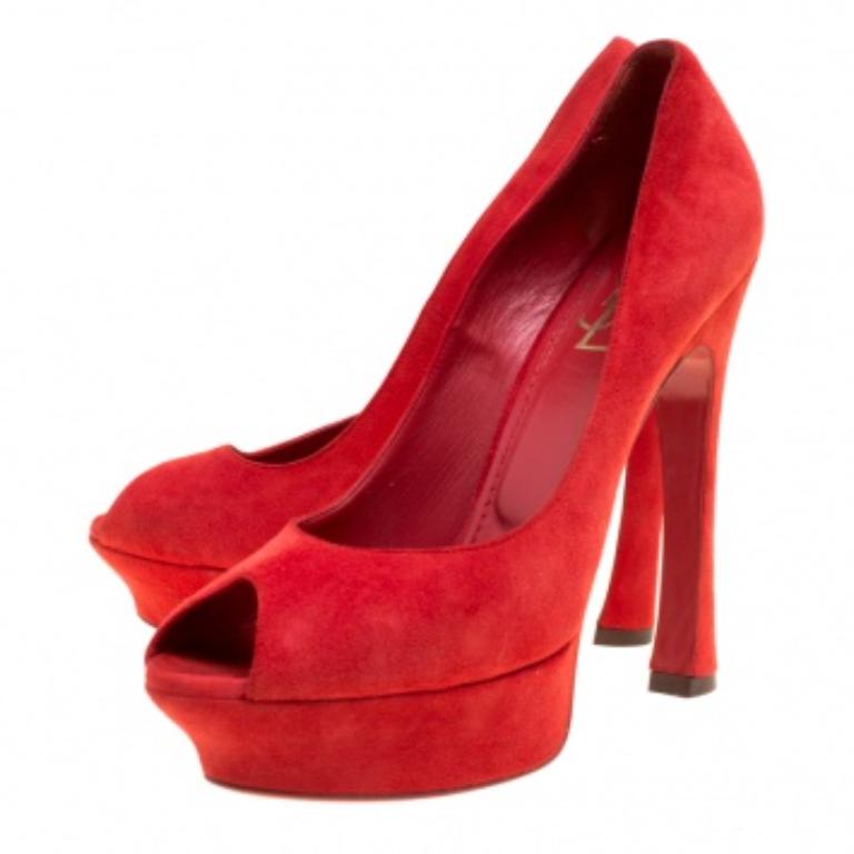 Ces escarpins Palais de Saint Laurent vous feront craquer par leur charme ! Ces ravissants escarpins rouges sont confectionnés en daim et présentent une silhouette à bout pointu. Elles sont dotées de semelles intérieures confortables doublées de
