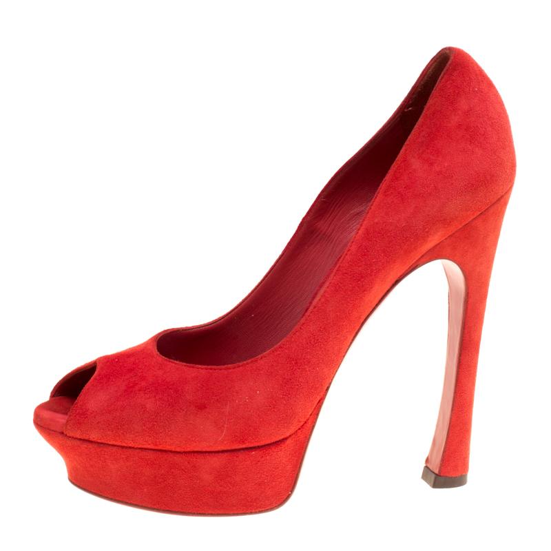 These Palais pumps from Saint Laurent will make you go head over heels with their lovely charm! These ravishing red pumps are crafted from suede and feature a peep toe silhouette. They flaunt comfortable leather lined insoles, 14.5 cm curved heels