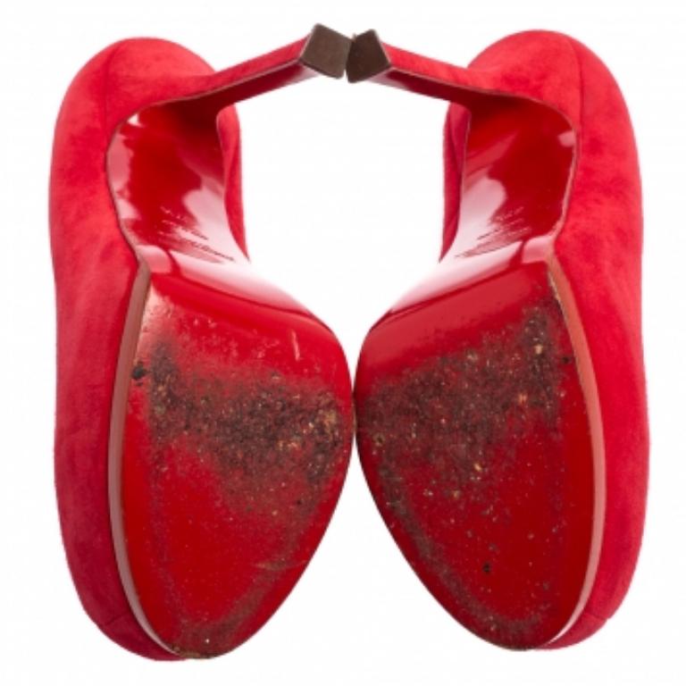 Très tendance et glamour, ces incontournables Silhouette de Saint Laurent présentent une silhouette séduisante en daim. Ces beautés ont une teinte rouge, des plates-formes dissimulées et des talons hauts. Elles sont dotées d'une semelle intérieure