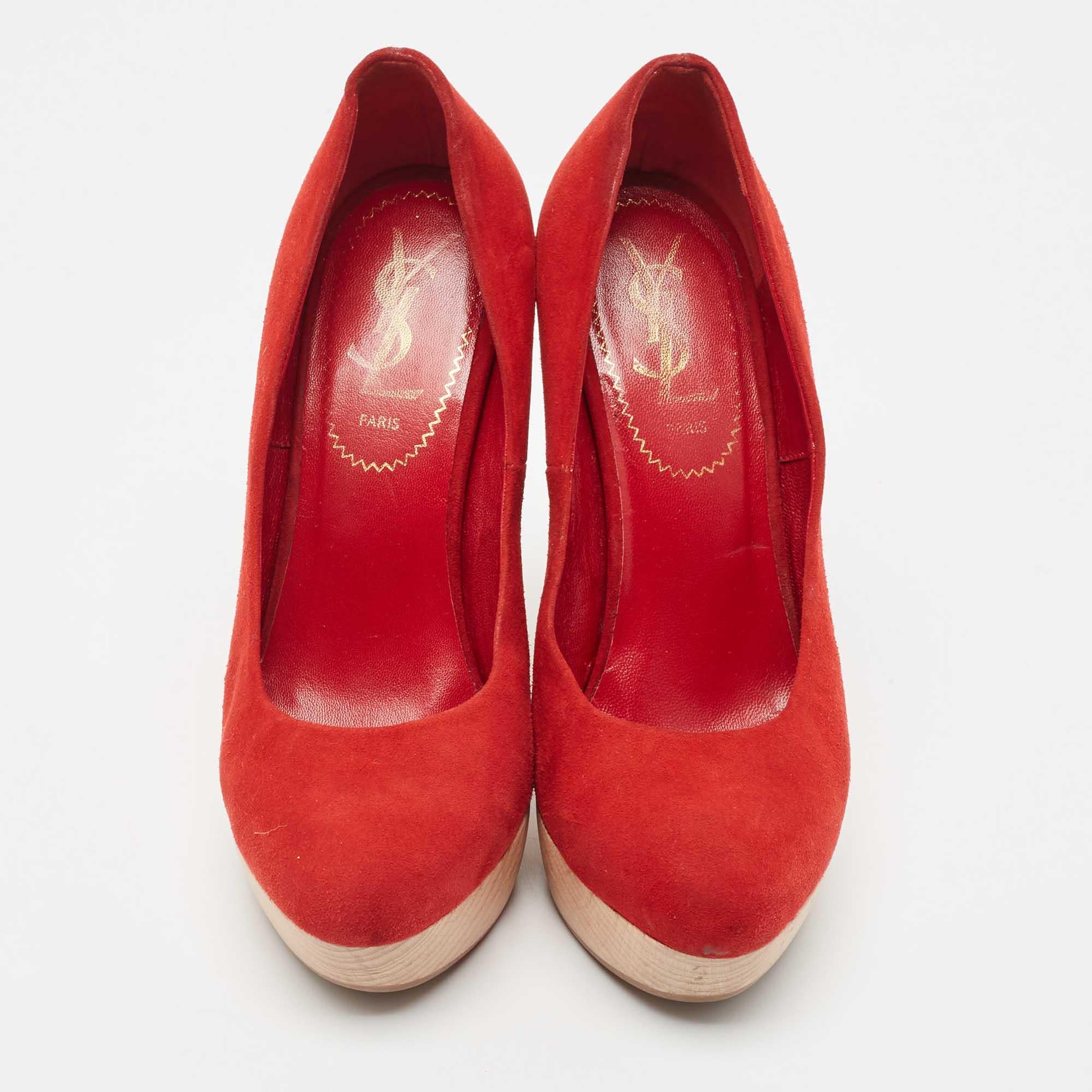 Rouge Saint Laurent - Sandales Wadge en daim rouge, taille 35 en vente