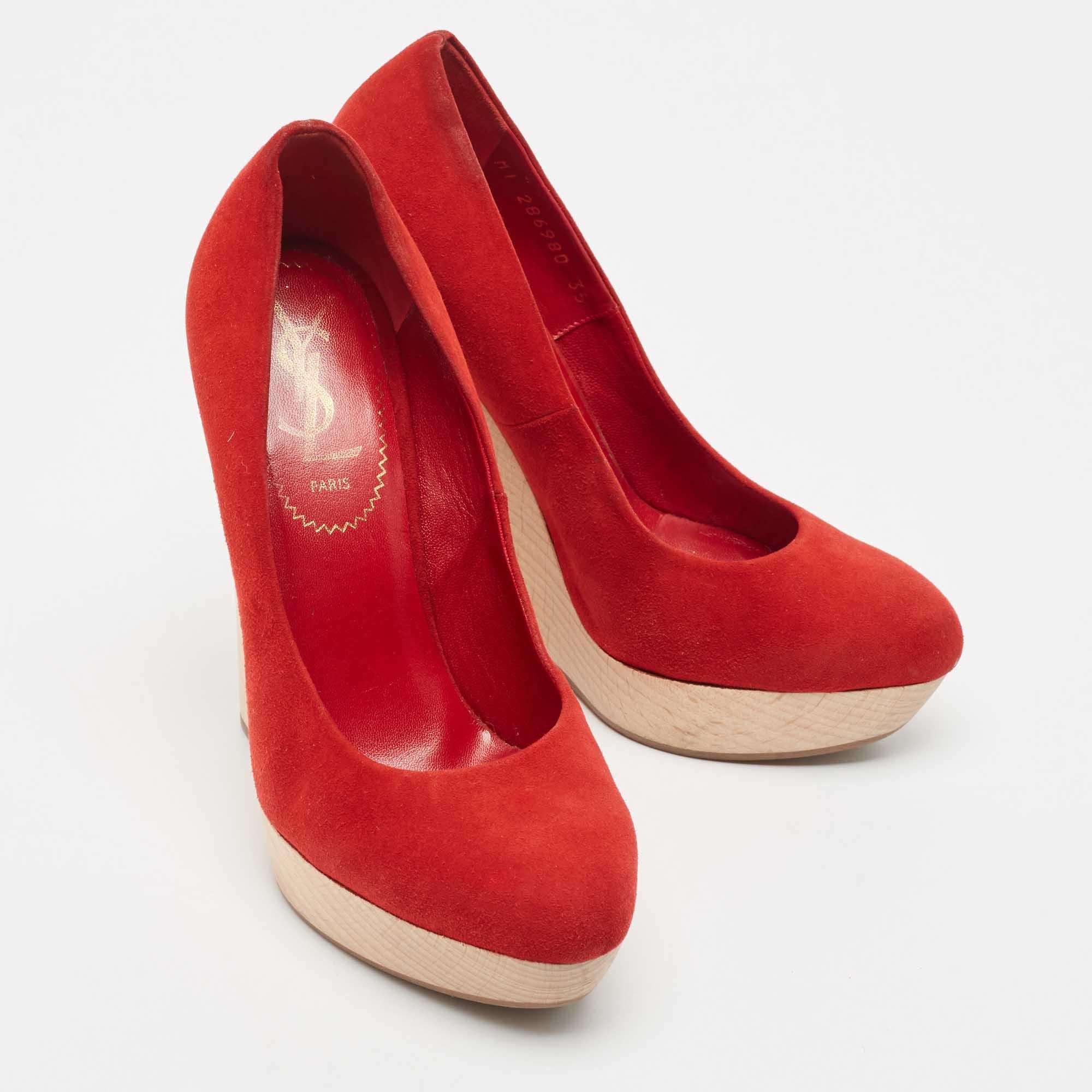 Saint Laurent - Sandales Wadge en daim rouge, taille 35 Bon état - En vente à Dubai, Al Qouz 2