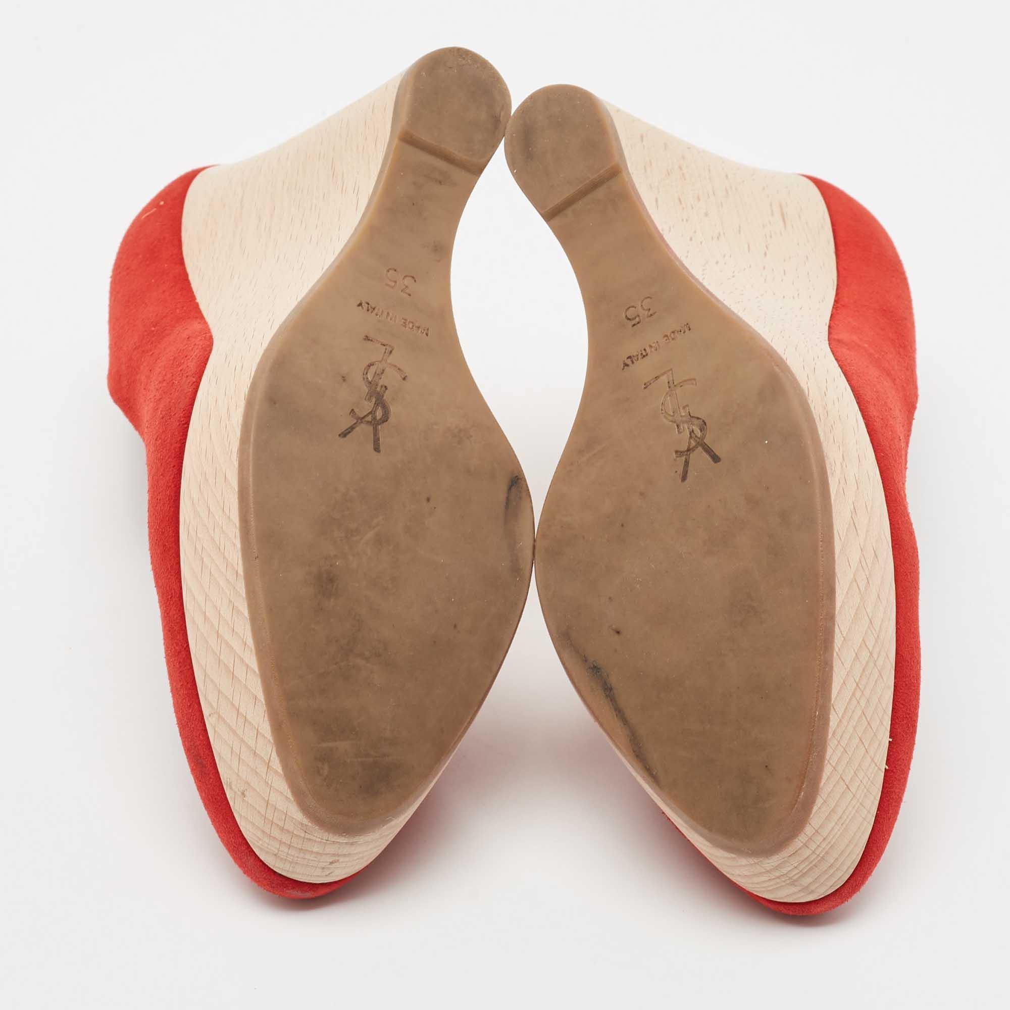 Saint Laurent - Sandales Wadge en daim rouge, taille 35 en vente 1
