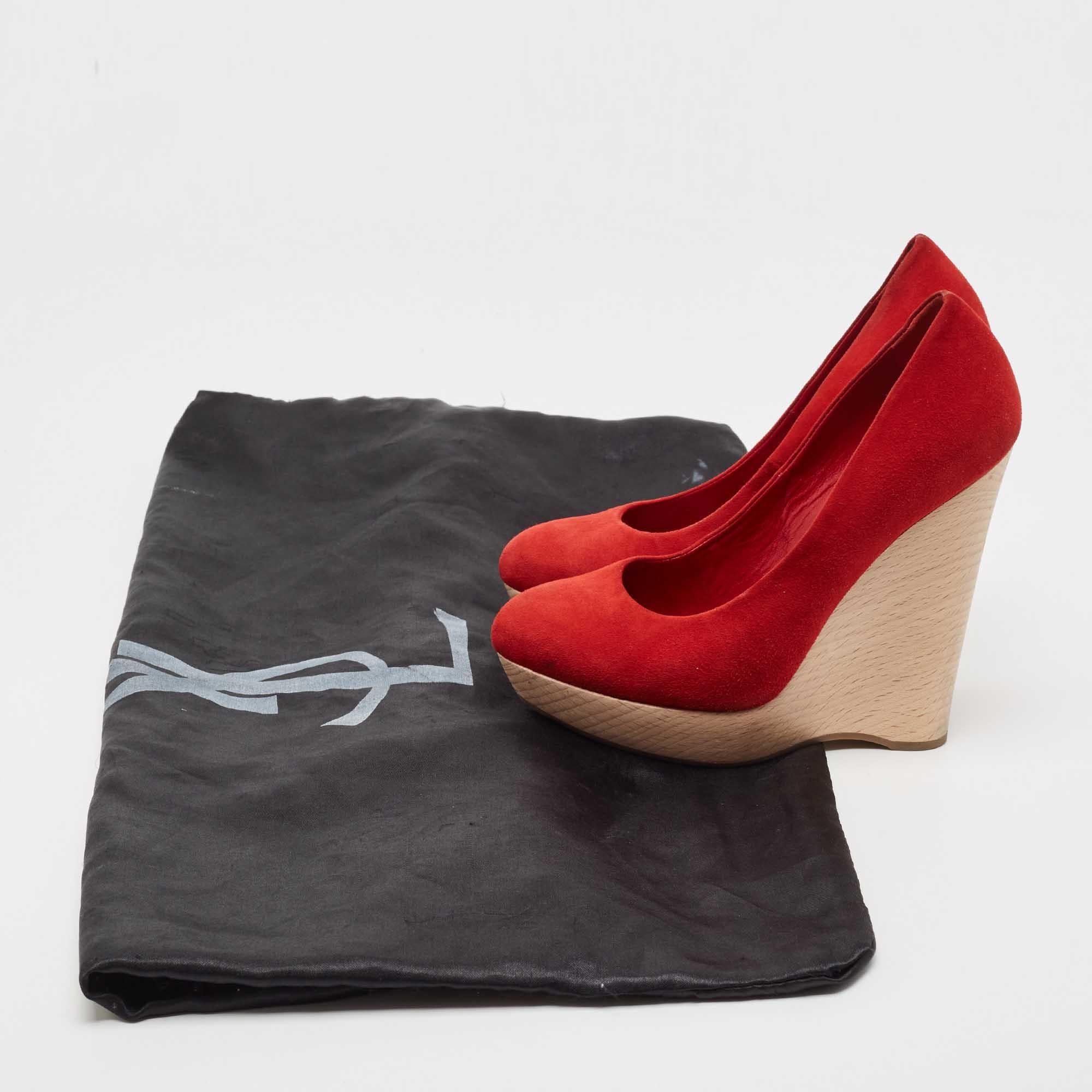 Saint Laurent - Sandales Wadge en daim rouge, taille 35 en vente 4