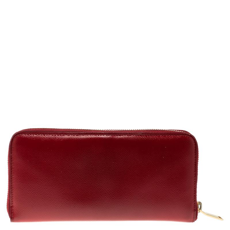 Saint Laurent Red Textured Patent Leather Zip Around Wallet im Zustand „Gut“ in Dubai, Al Qouz 2