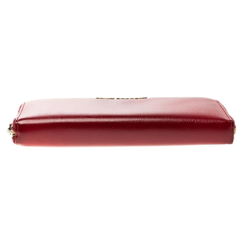 Saint Laurent Red Textured Patent Leather Zip Around Wallet Damen